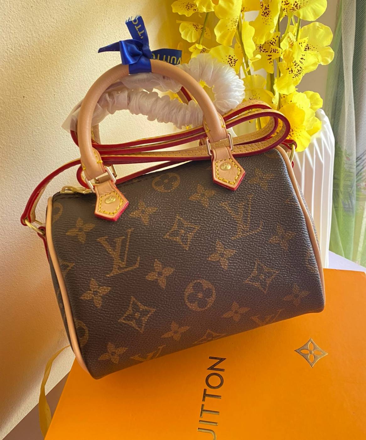 VIP GIFT 】LOUIS VUITTON NANO SPEEDY พร้อมส่งความน่ารักค่ะ! กระเป๋าทรงหมอนไซด์มินิ หนังแกะแท้นิ่มสวยงามค่ะ เปิดปิดกระเป๋าแบบซิป ภายในสามารถใส่มือถือได้ กระเป๋าเงินใบกลางได้ พาสปอร์ตได้ค่ะ