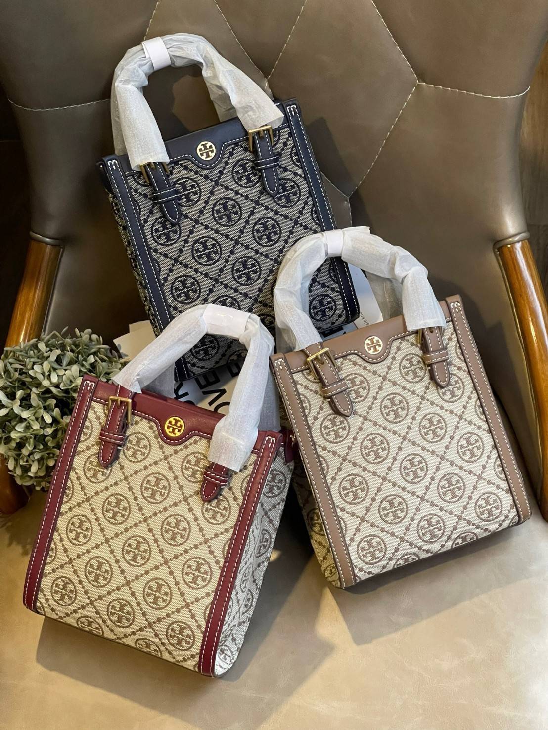 Tory burch t monogram jacquard mini tote ลวดลายT monogram ด้วยโลโก้สุดไอคอนนิคของแบรนด์ โดดเด่นด้วยกราฟฟิคและดีไซน์ ออกมาในหลายรูปแบบหลายคอลเลคชั่น แต่ละคอลเลคชั่นสวยหรูไม่แพ้กัน ทรงมินิโท้ท ขนาดกำลังดี ใช้งานง่าย ก็เป็นอีกหนึ่งรุ่นที่ทันยุคทันสมัยที่สาวๆ