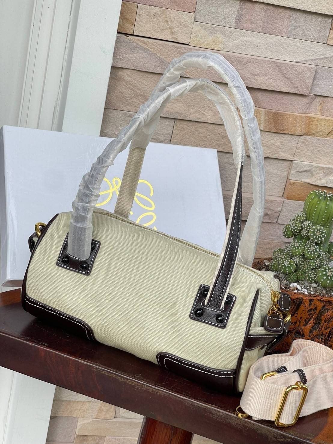 LOEWE ANAGRAM LOGO EMBROIDERED CANVAS VINTAGE MINI SHOULDER BAG กระเป๋าทรงหมอนแบบสะพายไหล่โลเอเว่ ด้านหน้าปักสัญลักษณ์โลโก้แอนนาแกรม สายหนังแท้ เป็นรุ่นที่มีขนาดไม่ใหญ่มาก แต่สามารถใส่ของสำคัญของตนเองเข้าไว้ข้างในได้ครบครัน นอกจากนี้ยังใช้ซิปยาว และซิปสอง