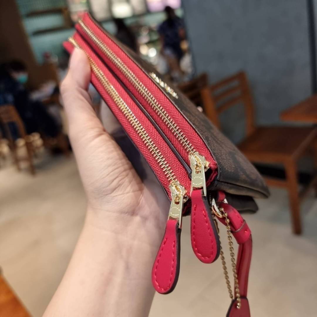 COACH F87591 DOUBLE CORNER ZIP WALLET IN SIGNATURE COATED CANVAS คล้องมือรุ่น 2 ซิป!! มาแล้วจ้า 🌟🤗 ไซส์นี้คือเหมาะมือจริงๆ พกง่ายเช่นเคย ไม่ต้องกังวลว่าจะเกะกะหรือกินพื้นที่กระเป๋าหลัก วัสดุหนังแคนวาสเคลือบลาย มีช่องหลักแยก 2 ช่อง ภายในบุผ