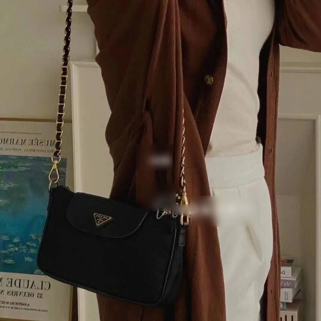 PRADA Tessuto Nylon Convertible Clutch Sling Bag / PRADA nylon crossbody bag เกรดใช้สลับใบจริง หนังแท้ ออริจินอล ใช้งานต่างประเทศได้ รุ่นในตำนานจริงๆ ค่ะ ณ ปัจจุบันยังสวยอยู่ และยังเป็นรุ่นนี้ลูกค้าเรียกร้องตลอดจริงๆ อะไหล่ โซ่เงาสวย
