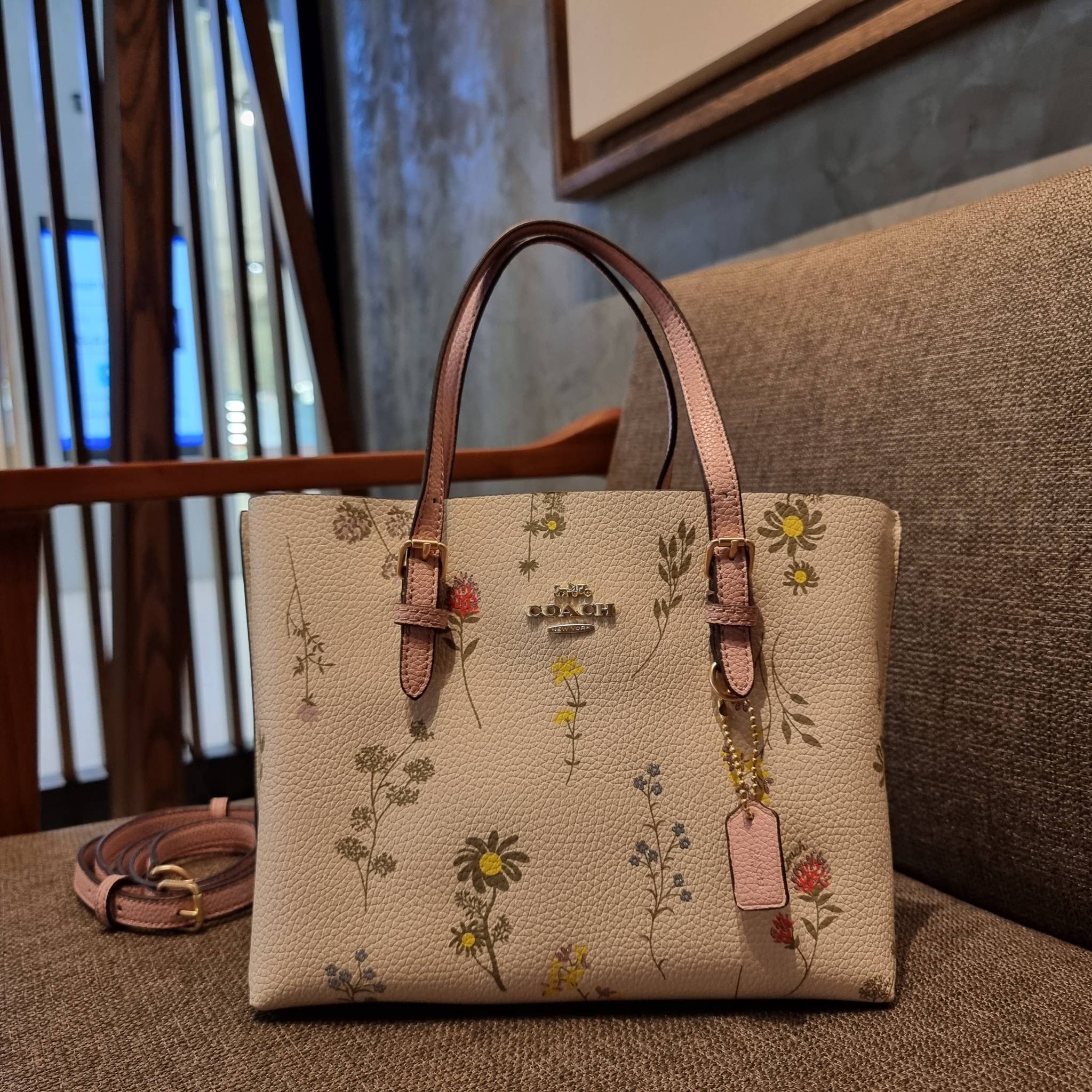 COACH C4084 MOLLIE TOTE 25 WITH SPACED WILDFLOWER PRINT ดีไซน์ใหม่ล่าสุด กระเป๋าโท้ทไซส์เล็กที่สาวๆต่างก็ต้องปักใจรัก รอบนี้น้องถูกเติมแต่งลวดลายดอกไม้ เพิ่มดีเทลความน่าใช้ไปอีก วัสดุหนัง pepble เรียบหรูดูดีม้าก!! ภายในโล่งกว้าง มีช่องซิปกลางใส่ของได้ ขนา