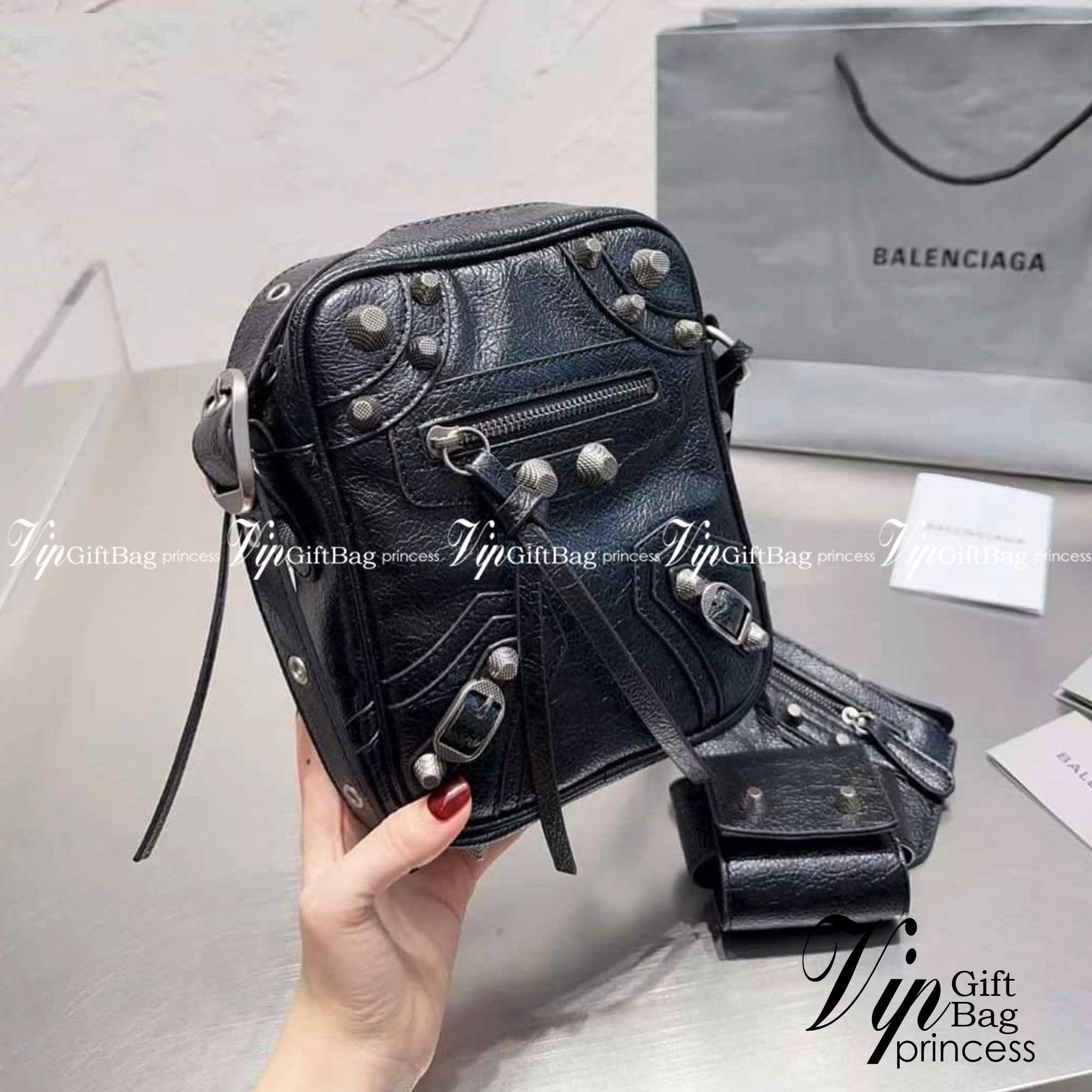 BALENCIAGA Le Cagole Men Crossbody Bag in Black / BALENCIAGA Messenger Bag กระเป๋าสะพายเท่ๆ คลาสสิกแบล็ค หนุ่มๆ หรือสาวเท่ ห้ามพลาดเชียวค่ะ ภาพถ่ายจากงานขายจริง ใช้งานต่างประเทศได้
