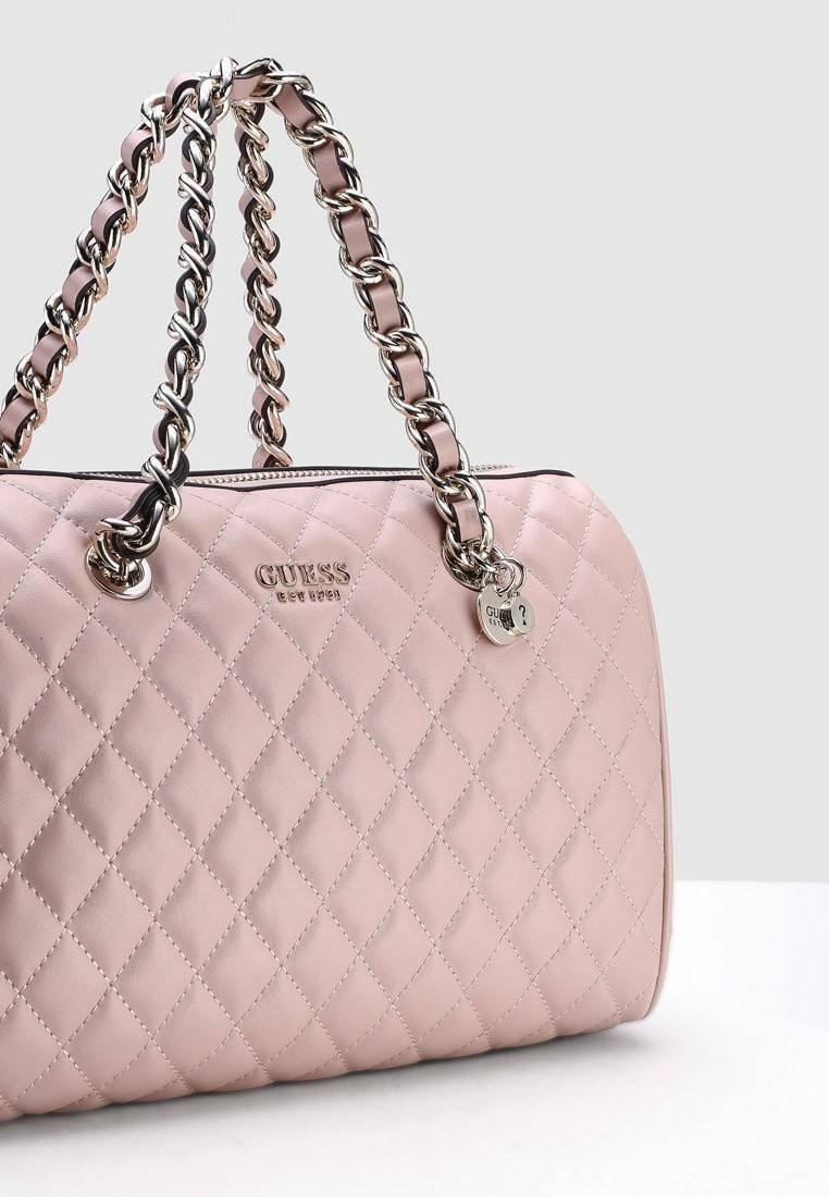 GUESS WOMEN’S BOWLING BAG กระเป๋าสะพายทรง Bowling รุ่นใหม่ล่าสุดจาก GUESS FACTORY หนังนิ่มลายตารางสวยอยู่ทรงใบใหญ่กำลังดี ด้านหน้าประดับโลโก้หูหิ้วโซ่ร้อยหนังสะพายไหล่ได้เเข็งแรงรับน้ำหนักได้เยอะ เปิดปิดด้วยซิปสะดวกใช้ มีหมุดรองฐานกันรอย ภายในมีช่องซิปและ