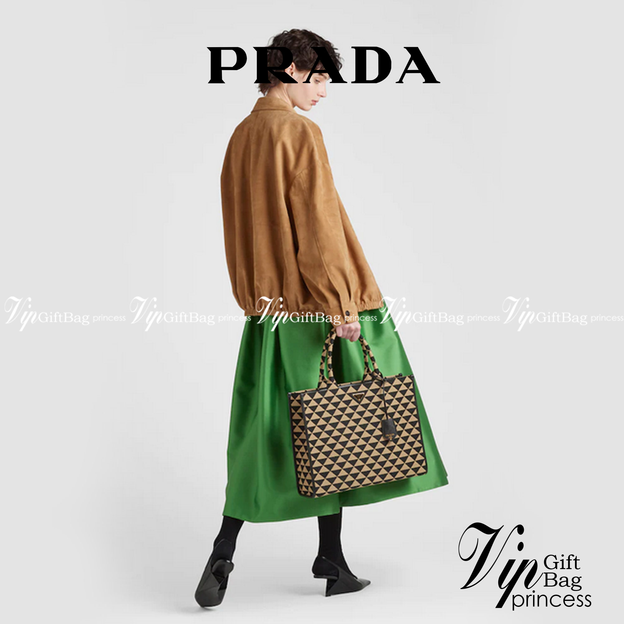 PRADA Small Prada Symbole jacquard fabric handbag แบบใหม่ล่าสุดจากแบรนด์ดัง จัดให้แบบเลิศๆ กับกระเป๋าทรงโท้ท สวยเอกลักษณ์ ภายในโล่งกว้างมาก ใส่ของแบบแน่นๆ จุๆไปได้เลย หมดห่วง!! และยังมีสายครอสบอดี้มาให้ จะสะพายชิคๆคูลๆ จะถือแบบปังๆ ก็เอาอยู่ทุกลุค ราคาคุ้