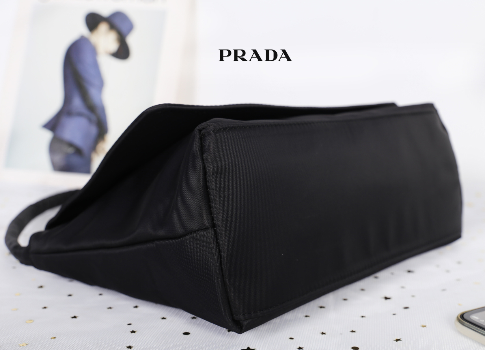 PRADA nylon Handbag วัสดุทำจากผ้าNylon อยู่ทรงสวยค่ะ อะไหล่เงินทั้งใบ สายสามารถสะพายไหล่ คล้องแขนได้