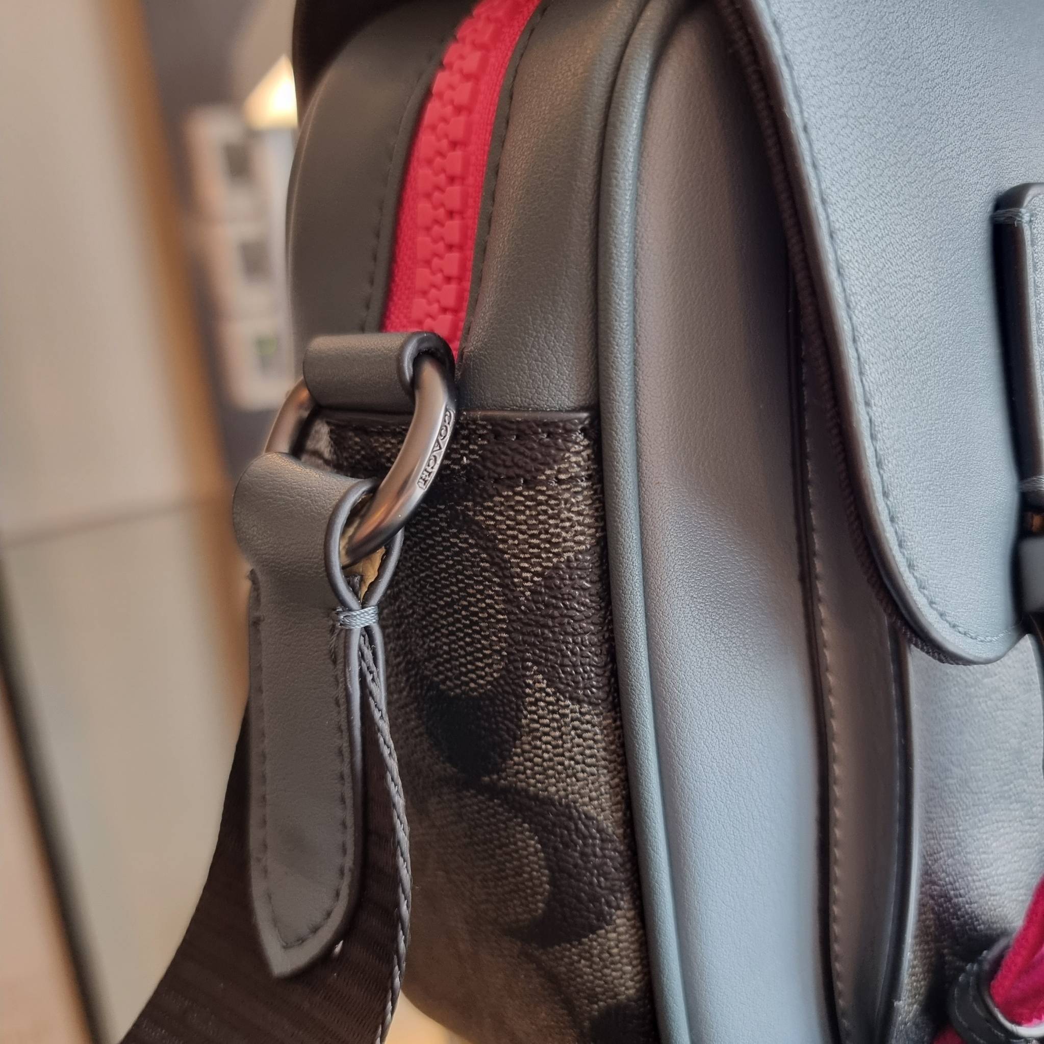 COACH TRACK CROSSBODY IN COLORBLOCK WITH COACH PATCH C6657 C8128 หล่อบอกต่ออีกหนึ่ง กระเป๋าสะพายทรงแมสเซ็นเจอร์ รุ่นเอาใจหนุ่มๆ ที่สาวๆก็อยากใช้!! ด้วยดีไซน์สีคัลเลอร์บล็อคที่โดดเด่น ทำให้ดูน่าใช้งาน วัสดุหนังแท้ สวยคมซ่อนหรู ฝากระเป๋ามีตัวล็อคแน่นหนา เปิ