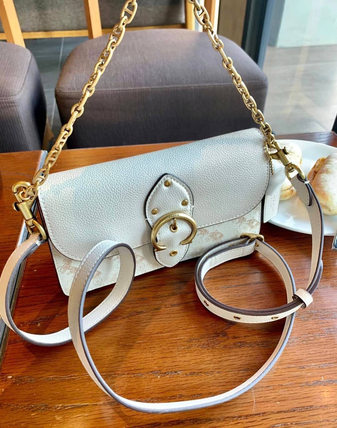 Coach Beat Crossbody Clutch In Signature Canvas With Horse And Carriage Print((6910//4760)) 🌈ได้ไปไม่ผิดหวังแน่นอนค่ะ! กระเป๋าหิ้วได้//คลัทออกงานได้//สะพายครอสบอดี้ร์ได้ สุดคุ้ม! หนังแท้อย่างดี smooth leather ค่ะ