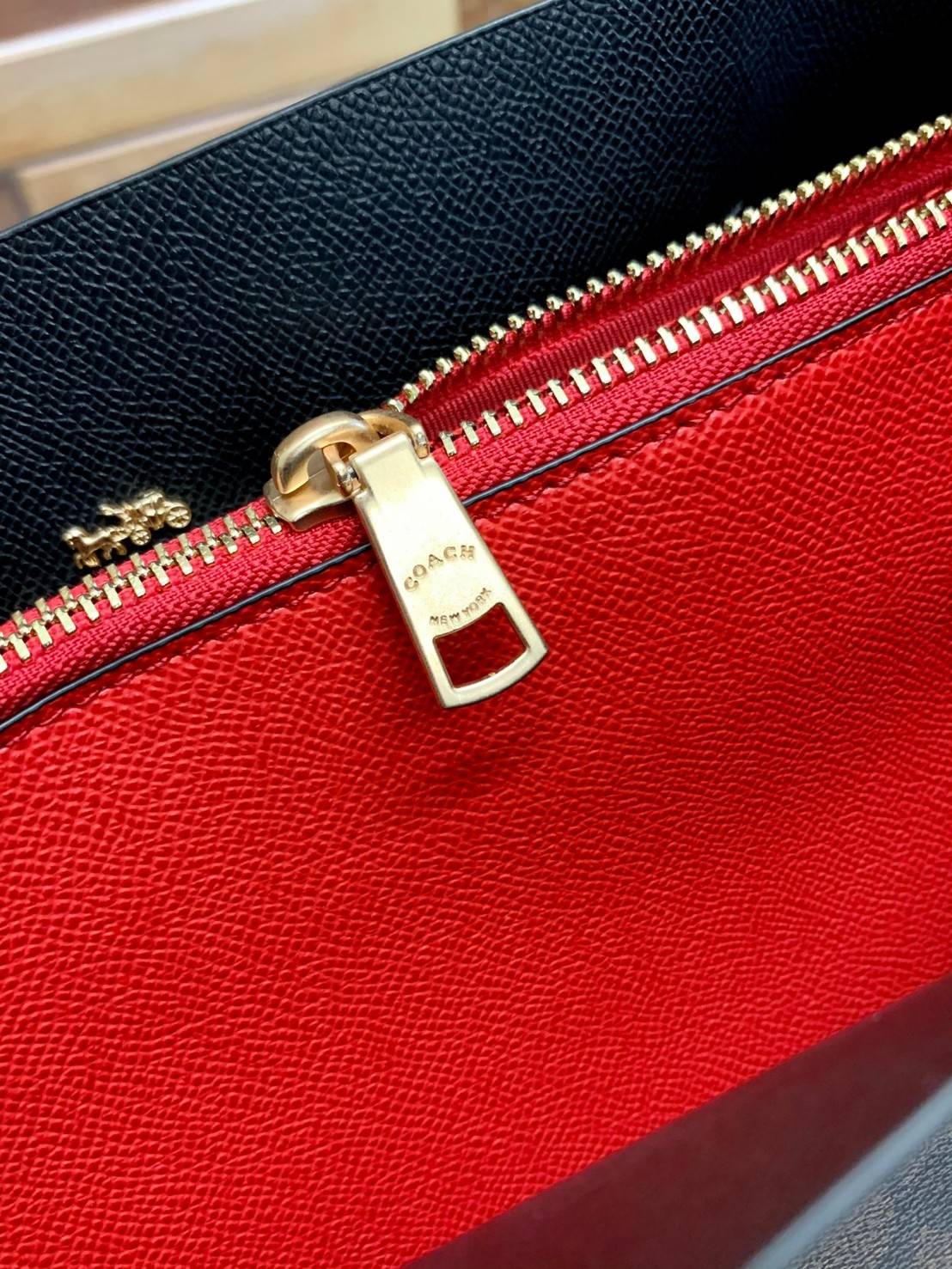 COACH MOLLIE TOTE IN SIGNATURE CANVAS ((1665)) พร้อมส่งอีกครั้ง ห้ามพลาดค่า! กระเป๋าหิ้ว//คล้องไหล่ ใบใหญ่ ทรงTote หนังแท้นิ่มอย่างดีค่ะ ภายในแบ่ง2ช่องใหญ่ สามารถใส่ A4ได้เลย ช่องกว้างมากๆ มีช่องกระเป๋าซิปกลางให้ใส่ของอีกช่องนะคะ