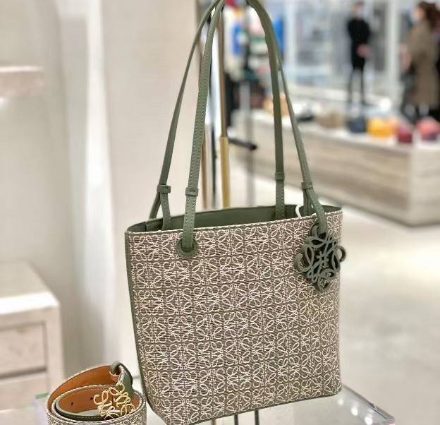 LOEWE ANAGRAM TOTE BAG VIP ไอเท็มใหม่! ดีไซน์สวยคงเอกลักษณ์ด้วยวัสดุ Anagram Canvas Jacquard Fabric ผสมผสานหนังแท้ Calfskin ลงตัวสุดคลาสสิค ขนาดกำลังดี น้ำหนักเบา ใส่เอกสาร A4 Notebook ipad ของใช้ได้เยอะ หูหิ้วหนังจับแข็งแรง สะพายไหล่ได้ พร้อมส่งที่ไทยสุด