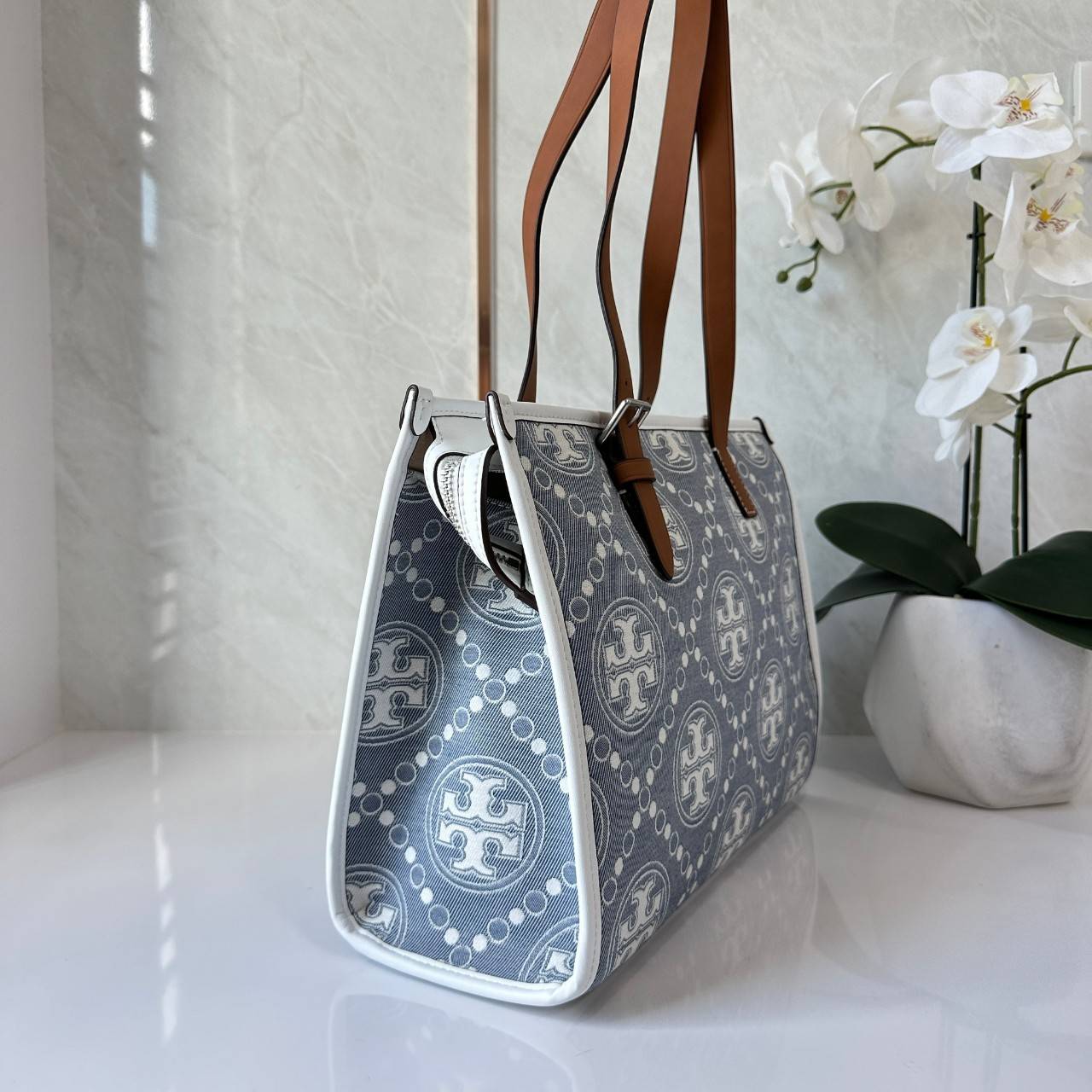 Tory Burch Small T Monogram Denim Tote / Tory Burch Demim Jacquard Small Tote คอลเลคชั่นใหม่ กระเป๋าทรงโท้ท ทรงสี่เหลี่ยมใบใหญ่ วัสดุผ้าเดนิมสลับหนังแท้ ภายในช่องโล่งกว้างจุได้เยอะ