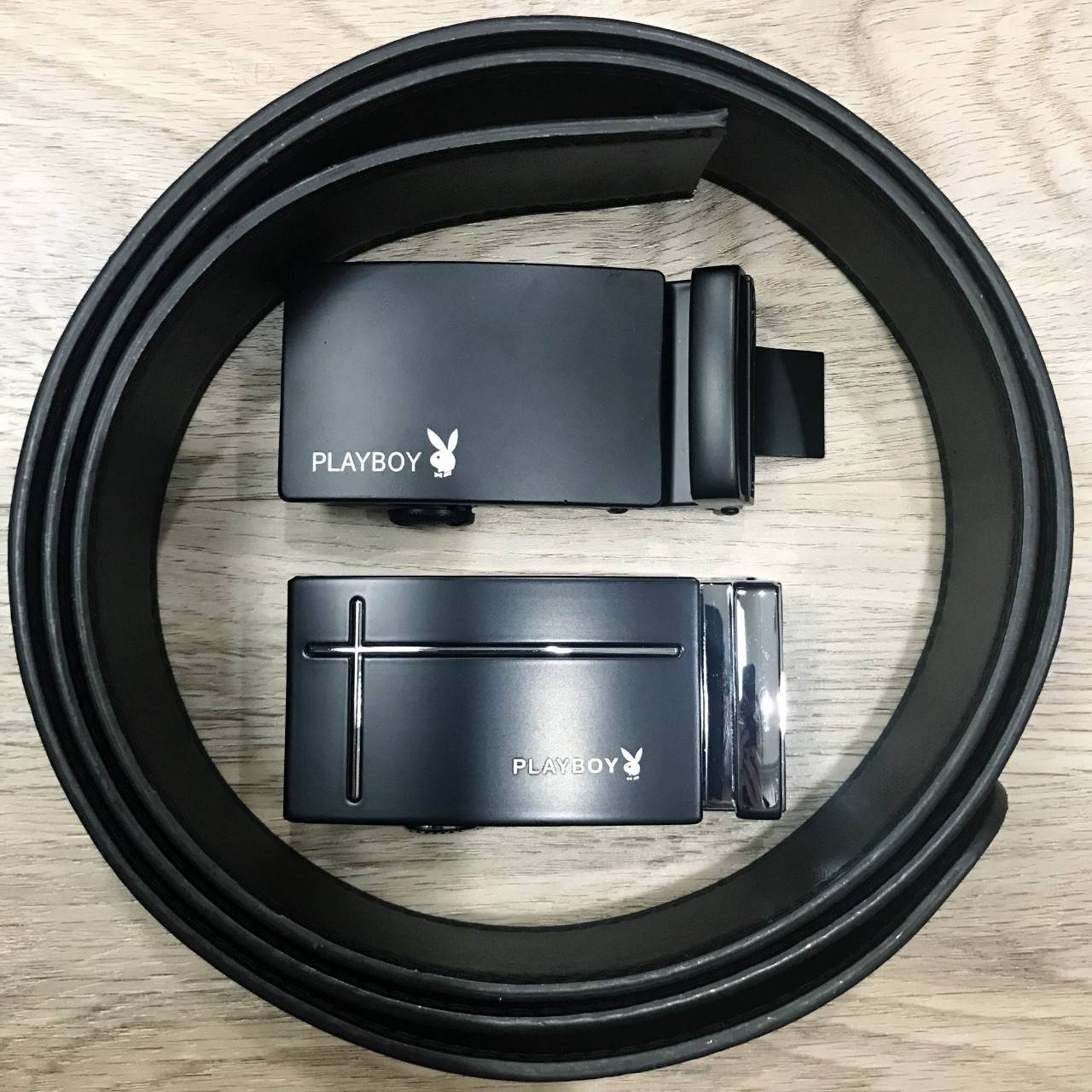 PLAYBOY REVERSIBER BELT VALUE PACK Value set & 2 in 1! Limited Edition จาก Playboy มีหัวเข็มขัดให้เลือกใช้ถึง 2 แบบ 2อสไตล์ สลับใช้ได้ ตามความเหมาะสม ปรับได้ Freesize มาพร้อมกล่องแบรนด์ จะใช้เองหรือมอบเป็นของขวัญก็แนะนำค่ะ