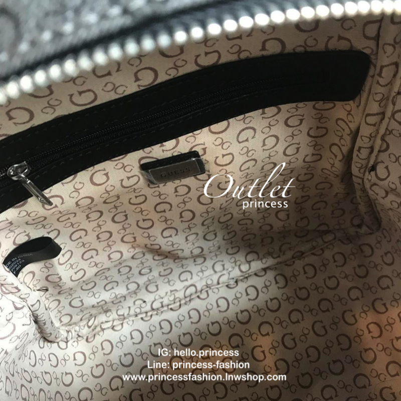 Guess Factory Mini Backpack กระเป๋าเป้สะพายขนาดกลาง มีฐานกว้าง จุของได้เยอะ เปิดปิดด้วยซิปคู่ใช้งานง่าย ภายในกว้าง ใส่กระเป๋าสตางค์ มินิไอแพคและของจุกจิกอื่นได้ ด้านหน้ามี1ช่องซิปใช้งาน ประดับโลโก้รูปสามเหลี่ยม สายสะพายปรับได้เพื่อนการใช้งานที่คล่องตัว เห