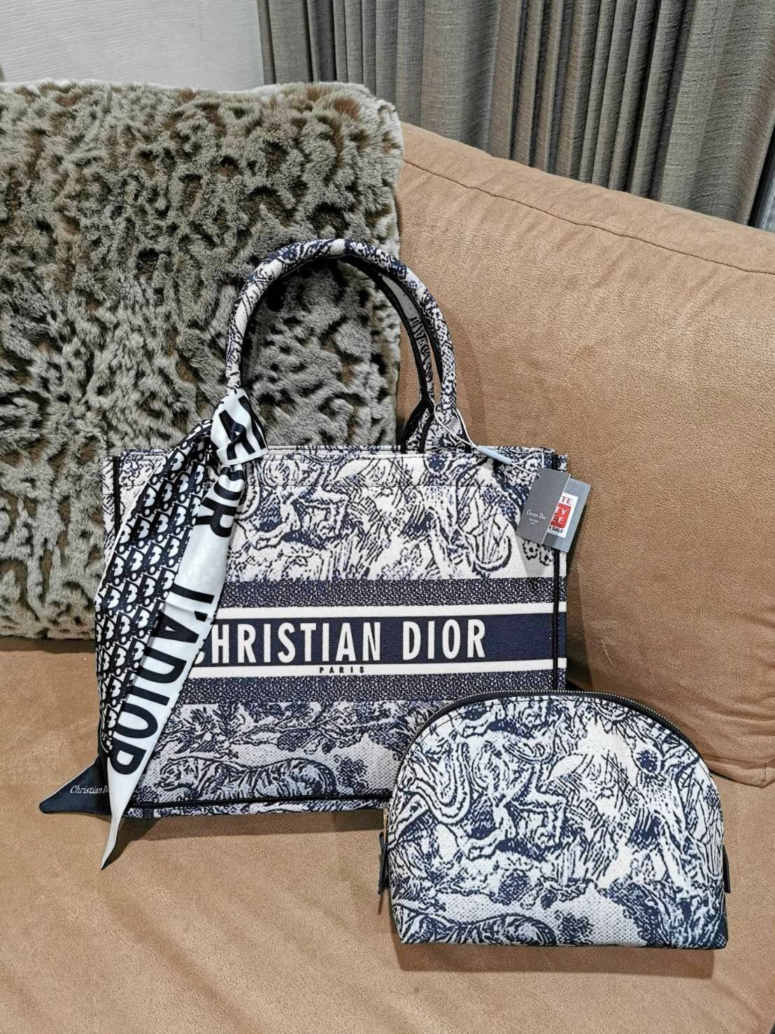 "ซื้อ1ได้ถึง2ใบ!" DIOR TOTEBAG WITH CLUTCH สวยหรูดูดี Setสุดคุ้มได้ทั้งกระเป๋า Dior Anagram Totebag + กระเป๋าคลัชเครื่องสำอาง + Dior Twilly สำหรับผูกกระเป๋าหรือผูกผมได้ ไอเท็มสุดฮิตสวยปังน่าใช้น่าสะสม มาพร้อมกล่องแบรนด์ จะซื้อใช้เองหรือมอบเป็นขอ