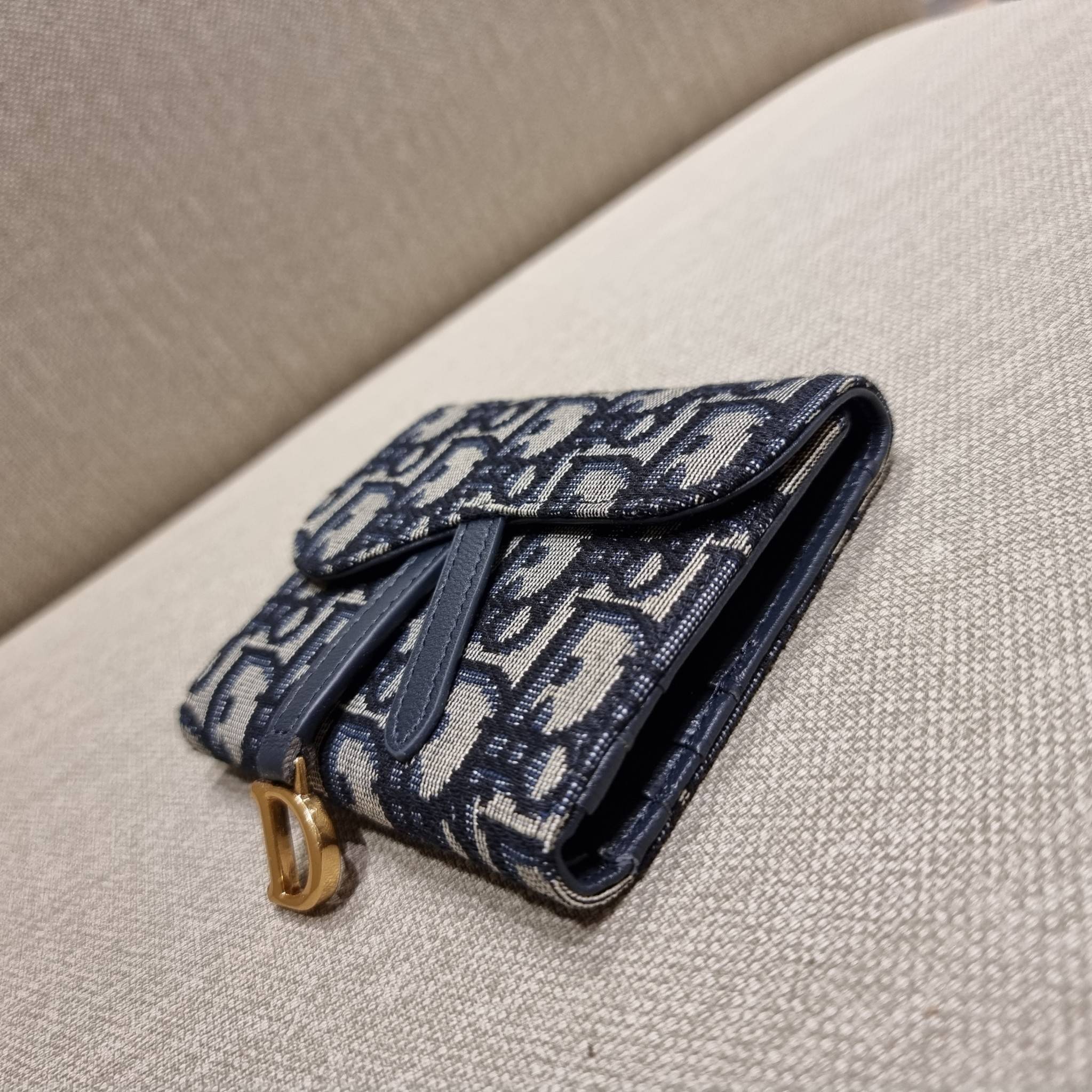 VIP 】CD MULTI WALLET WITH GWP กระเป๋าสตางค์ขนาดเหมาะมือ กะทัดรัดไม่กินพื้นที่ พรีเมี่ยมกิ๊ฟจากเคาน์เตอร์ ดีไซน์แบบพับ ใช้งานง่าย สวยน่ารักน่าใช้ตรงโลโก้ห้อย วัสดุผ้าแคนวาสปักลาย สลับหนังแท้ภายใน ภายในมีช่องใส่บัตร ใส่ธนบัตรได้ สะดวกใช้มากๆ มาพร้อม box set