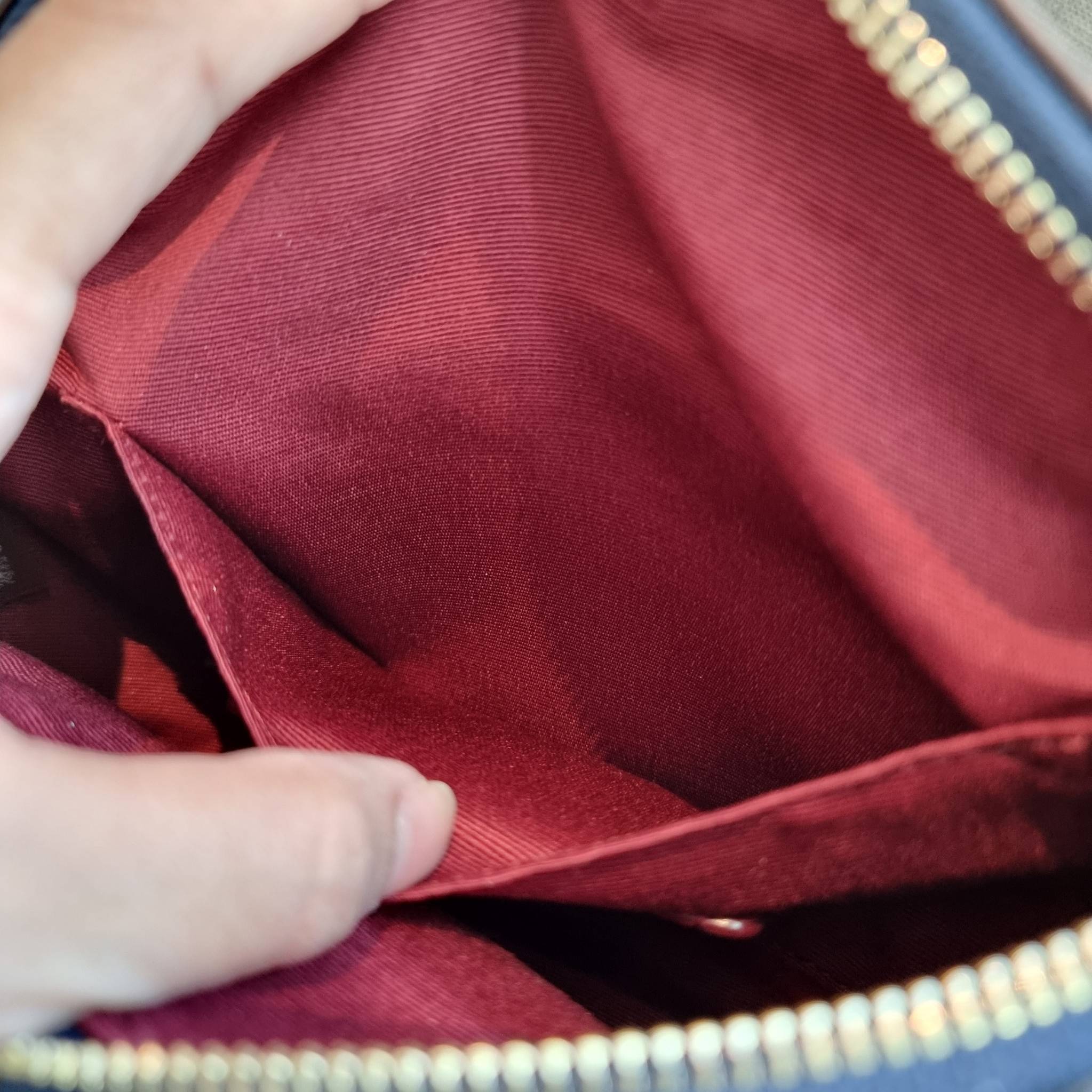 OUTLET 】COACH C4035 HERITAGE BELT BAG IN SIGNATURE CHAMBRAY ใหม่ล่าสุด กระเป๋าคาดอกสุดชิคสำหรับหนุ่มๆ เป็นดีไซน์กึ่งสปอร์ตที่ดูหรูมากๆ แพทเทิร์นเป็นที่ใช้งานง่าย วัสดุผ้าแชมเบรย์สลับหนังแท้ ไม่หนาไม่บางจนเกินไป มีช่องด้านหน้า และซิปหลัก ภายในโล่งกว้าง จุข