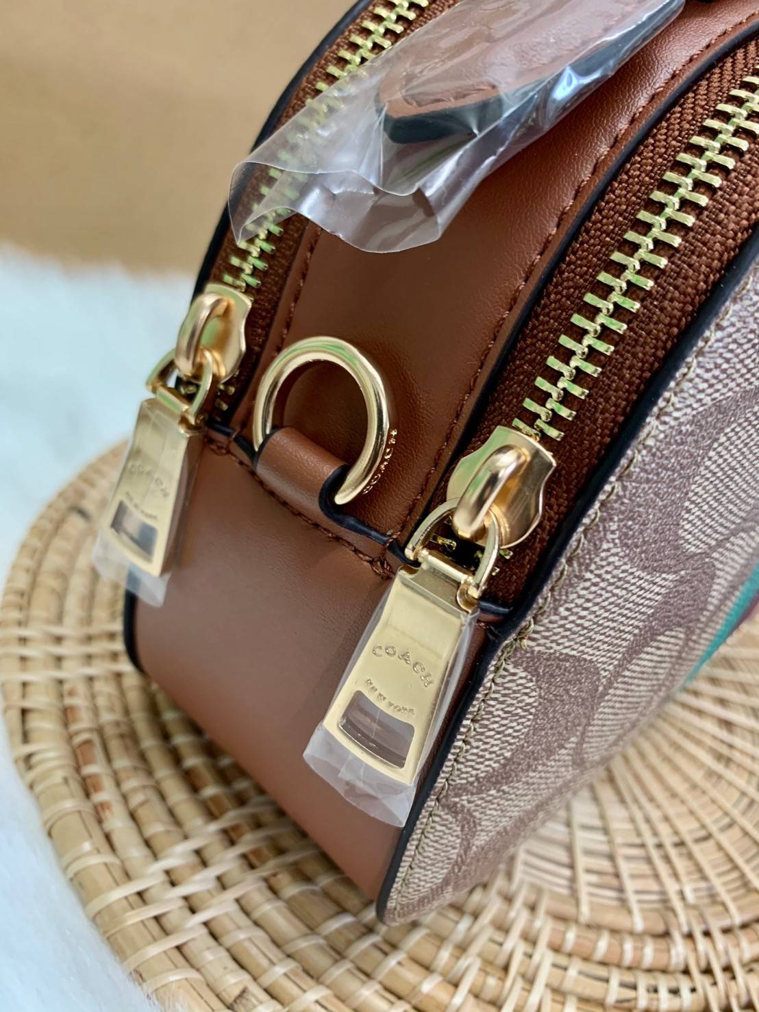 ใหม่ล่าสุดก่อนใคร! 🌈ต้อนรับเปิดประเทศด้วยรุ่นใหม่กันค่าา😘 COACH Serena Satchel In Signature Canvas With Stripe ((C5642)) พร้อมส่งที่ไทย ใบจริงสีคือสวยหรูมากค่ะ! กระเป๋าสะพายข้าง ขนาดกระทัดรัด ทรงโดมเล็ก น่ารักมากๆค่ะ ด้านหน้าสกรีนแถบสีสายร