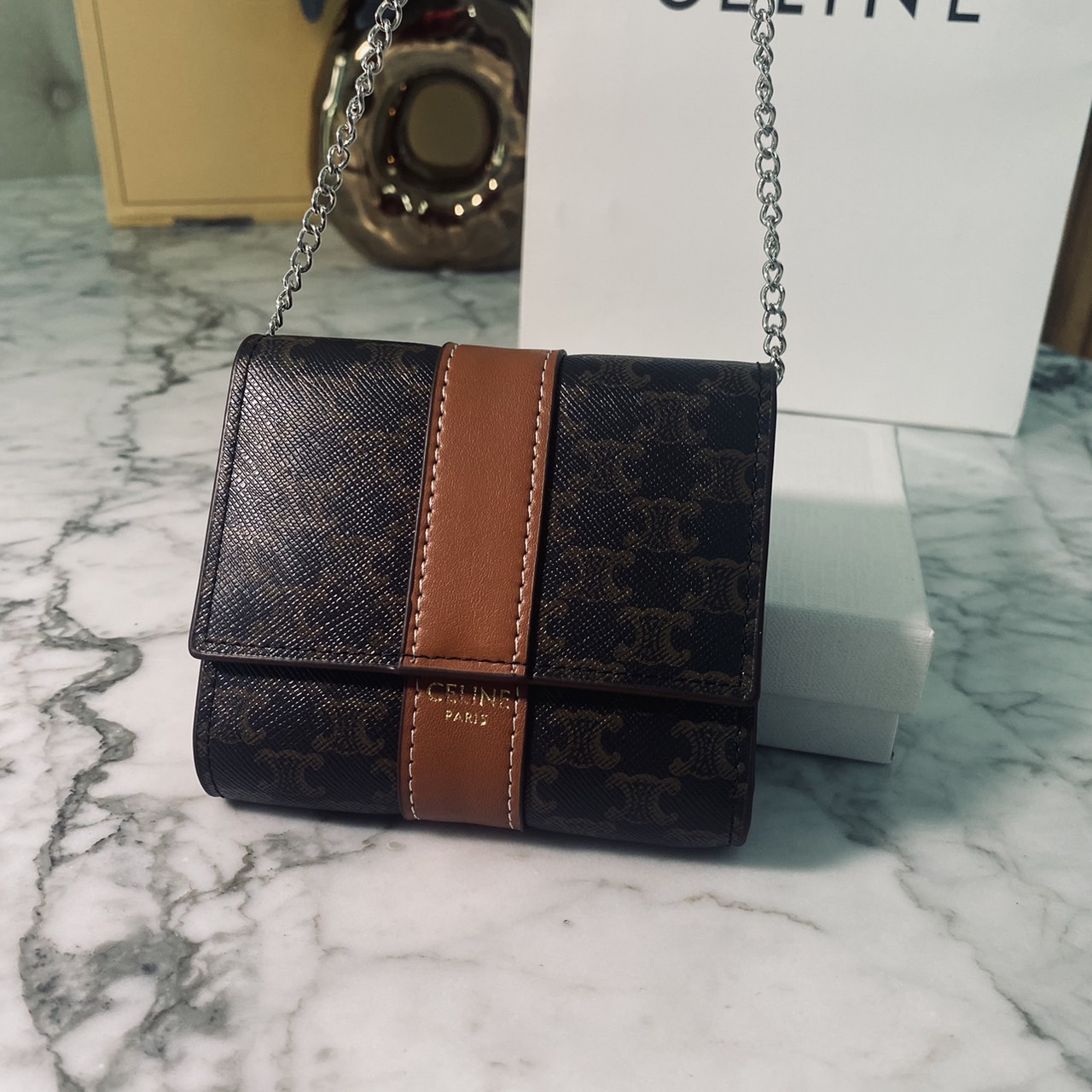 CELINE TRIFOLD WALLET กระเป๋าสตางค์ 3 พับ พร้อมสายสะพายโซ่ crossbody สะพายไหล่ได้ เริ่ดเว่อร์! ไอเท็มสุดฮอต exclusive ดีไซน์สุดคลาสสิค วินเทจ เรียบง่ายแต่หรูหรา