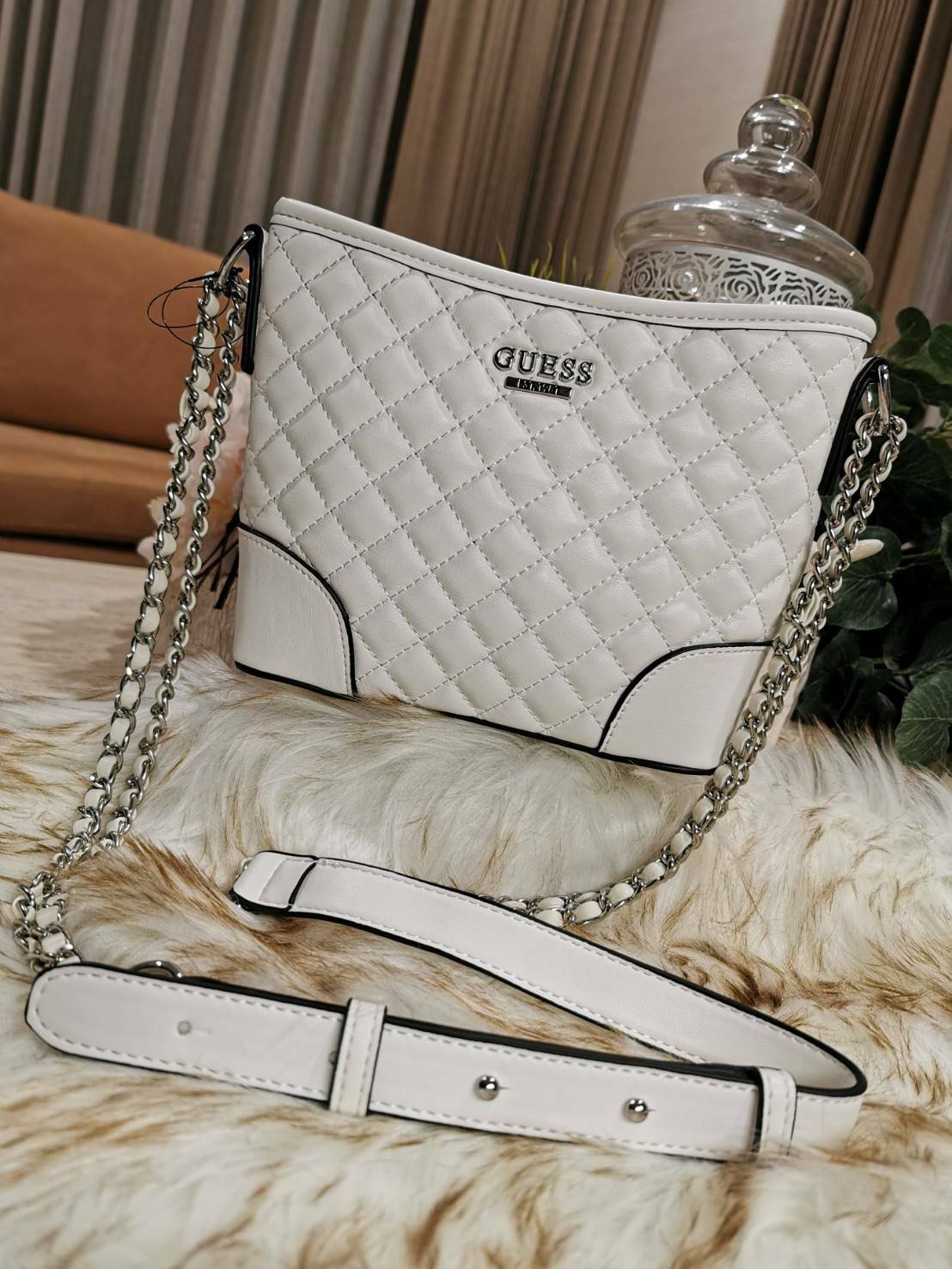 Guess Woman Factory Crossbody Bag กระเป๋าสะพายรุ่นใหม่ดีไซน์สวยหรูคลาสสิคจาก GUESS FACTORY วัสดุหนังเเกะสังเคราะห์เนื้อหนานิ่มลายตาราง เปิดปิดด้วยซิปสะดวกใช้ ด้านหน้ามีโลโก้ ภายในมีโลโก้ช่องใส่ของ และช่องซิป ใส่กระเป๋าสตางค์ใบยาว ของใช้ได้จุ มาพร้อมสายสะพ