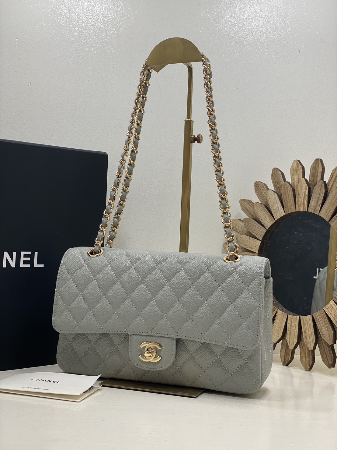 ORI หนังแท้ | CHANEL Classic Medium Flap Bag 25cm กระเป๋าสะพายคลาสสิกรุ่นยอดนิยมตลอดกาล ดีไซน์เรียบหรูหราขับผิว งานหนังแท้ อะไหล่ทองหรูหรา สุดยอดเดอะเบสท์ไอเท็ม