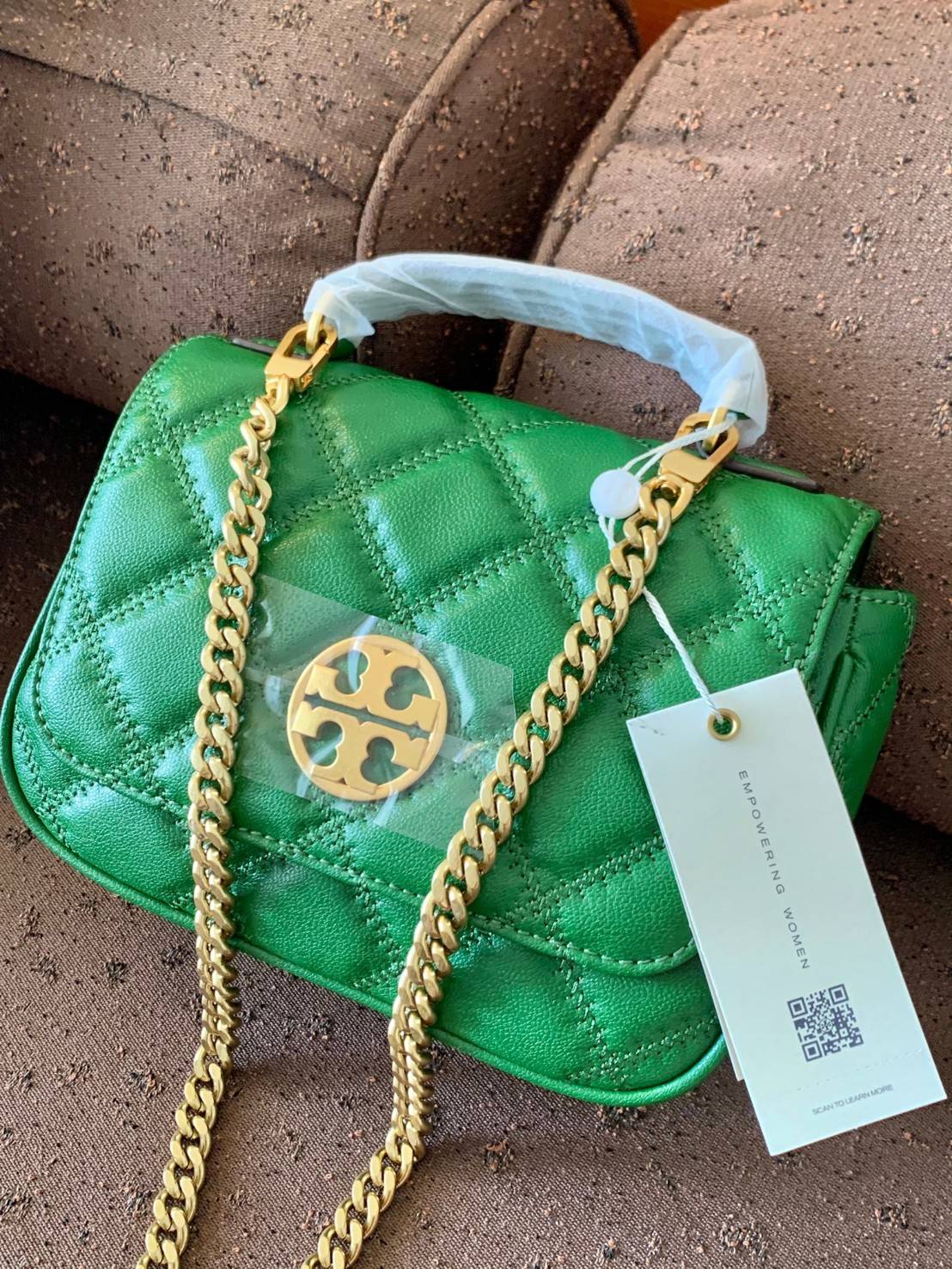 Tory Burch Willa Mini Top Handle Bag พร้อมส่งที่ไทย ใบจริงคือสวยสุดดไปเลยค่าา! กระเป๋าสะพายข้างหรือหิ้วก็เก๋ไปอีกเลยค่ะ! หนังแท้อย่างดี ลายนวมนิ่มมือดีมากค่ะ ด้านหน้ามีอะไหล่โลโก้แบรนด์ เปิดปิดกระเป๋าแบบกระดุมแม่เหล็ก ภายในสามารถใส่กระเป๋าเงินใบกลางได้;มื