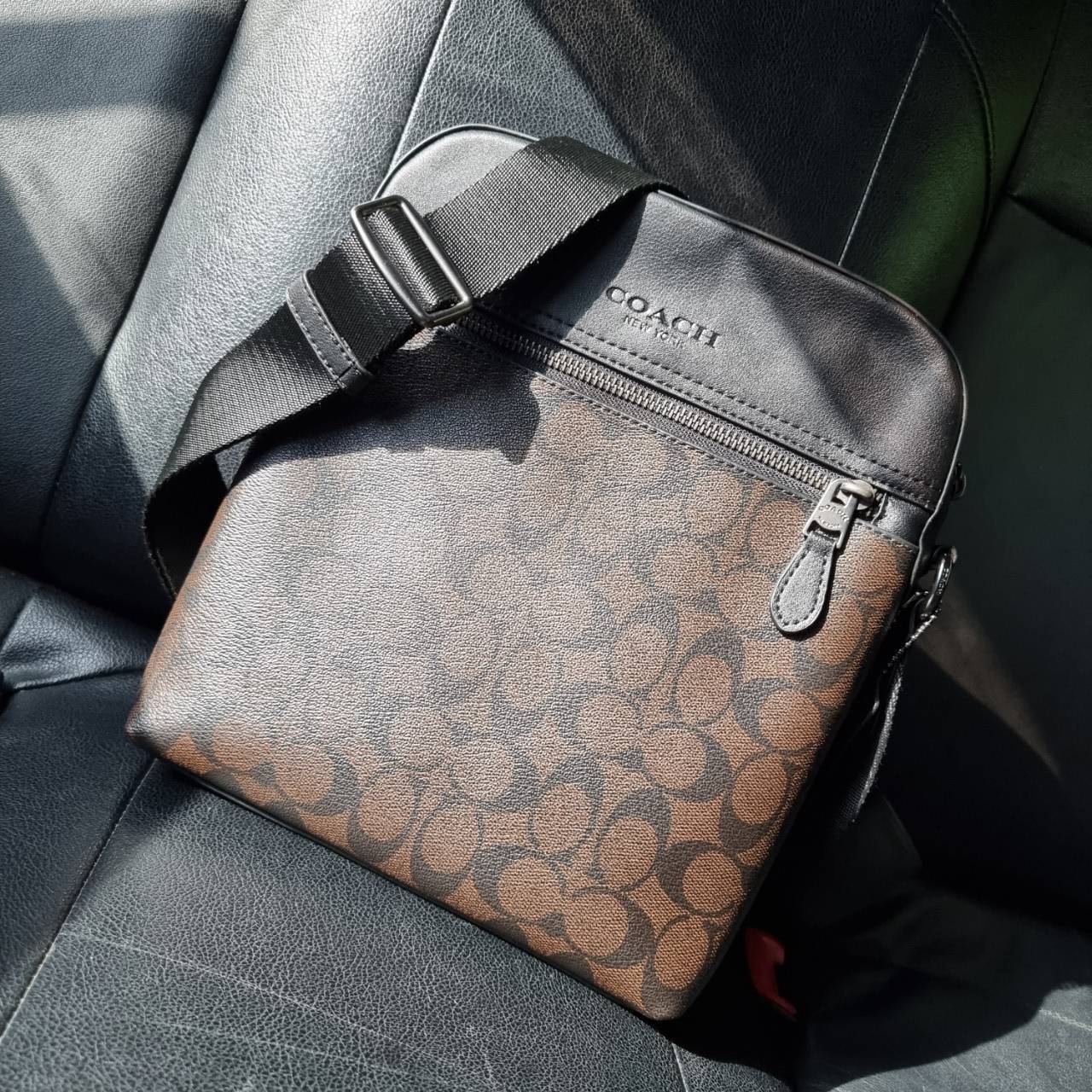 COACH F73336 HOUSTON FLIGHT BAG IN SIGNATURE CANVAS รุ่นนี้หนุ่มๆเค้ารู้กัน!! ขายดีตลอดกาล!! คลาสสิคไม่มีใครเกิน!! กระเป๋าสะพายข้างทรงแมสเซ็นเจอร์ยอดฮิต ทรงสวย ดูดี วัสดุหนังแคนวาสเคลือบลายสลับหนังแท้ เปิด-ปิดด้วยซิป ด้านหน้าและหลังสามารถใส่ของได้ ภายในแบ