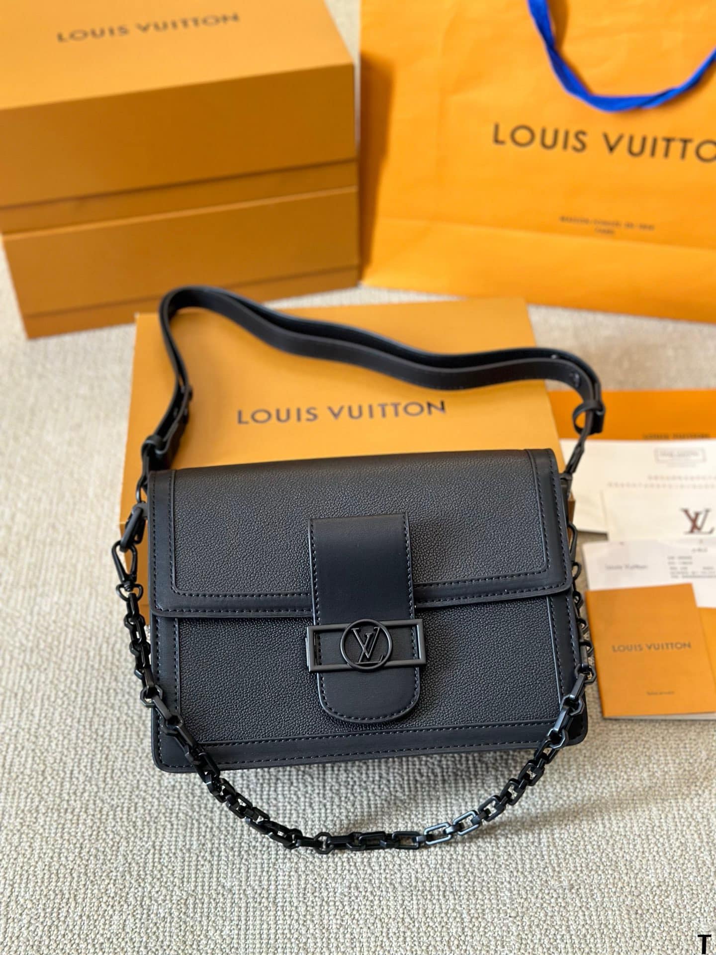 LV Dauphine MM Monochrome Black กระเป๋าสะพายทรงคลาสสิคลุคคุณหนูคุณนาย ยกระดับหนังแมตต์โทนสีดำโมโนโครมจากคอลเลคชั่น Black Out ดีไซน์ตัวล็อก LV สวยหรูเป็นเอกลักษณ์
