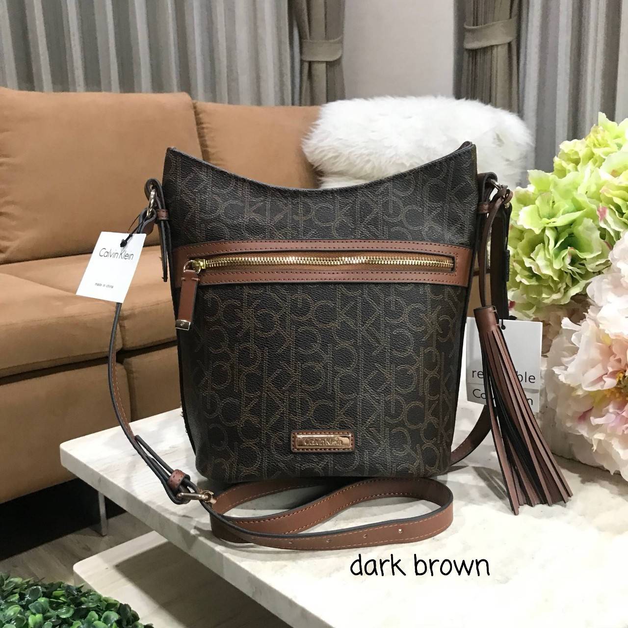 Calvin Klein CrossBody Bag Y2019 Newvin! กระเป๋าสะพายหนังสวยอยู่ทรง ลาย Signature แบรนด์รอบใบ ทรงถัง เปิดปิดด้วยซิป ด้านหน้าประดับโลโก้แบรนด์ อะไหล่ทอง ขนาดกำลังดี น้ำหนักเบา ภายในกว้าง ซับในพิมพ์แบรนด์ ใส่ wallet ยาวได้ พร้อมสายยาว ปรับได้ Crossbodyได้ค่