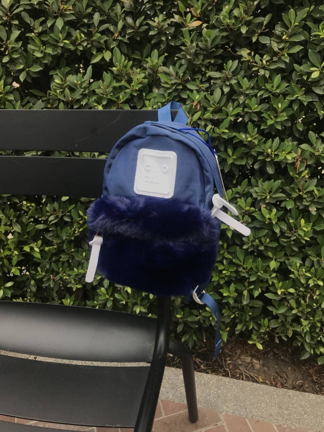 มาแล้ววว แบรนน้องใหม่ CILO CALA กระเป๋าเป้ที่ตอนนี้ฮิตในกลุ่มสาววัยรุ่นที่ญี่ปุ่น และนี้เป็นรุ่นลิมิตเตด CILOCALA FUR BACKPACK สะดุดตาตรงที่มีขนเฟอร์นุ่มนิ่ม อยู่ตรงช่องกระเป๋าซิปด้านหน้า ทำให้ใบนี้ดูน่ารัก หวาน ฟรุ้งฟริ้งขึ้น