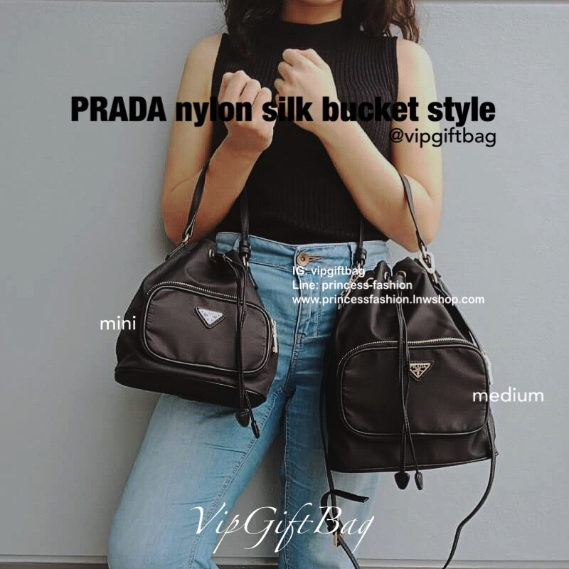 งานมินิน่ารัก🌸🌼 เข้าแล้วคะ งานพรีเมี่ยมกิ้ฟ จากเคาเตอร์ต่างประเทศคะ มาฝาก จากแบรนด์ PRADA #premiumgift ค่า เป็นกระเป๋าผ้า nylon silk #ไซส์มินิ เนื้อหนาซับในอย่างดี จุดเด่นคือ กระเป๋าสามารถ ปรับ ได้ 2 ทรงคือ ผูกเชือกกระเป๋า หรือ ดึงเชือกปรั