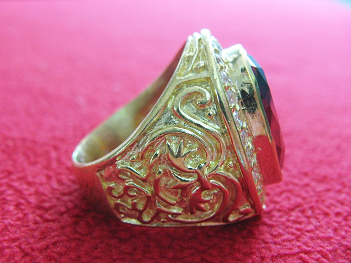 สินค้าหมดค่ะ แหวนพลอยทับทิมแดงเนื้อทองเหลืองล้อมเพชร(ราศีกรกฎ)ค่ะ