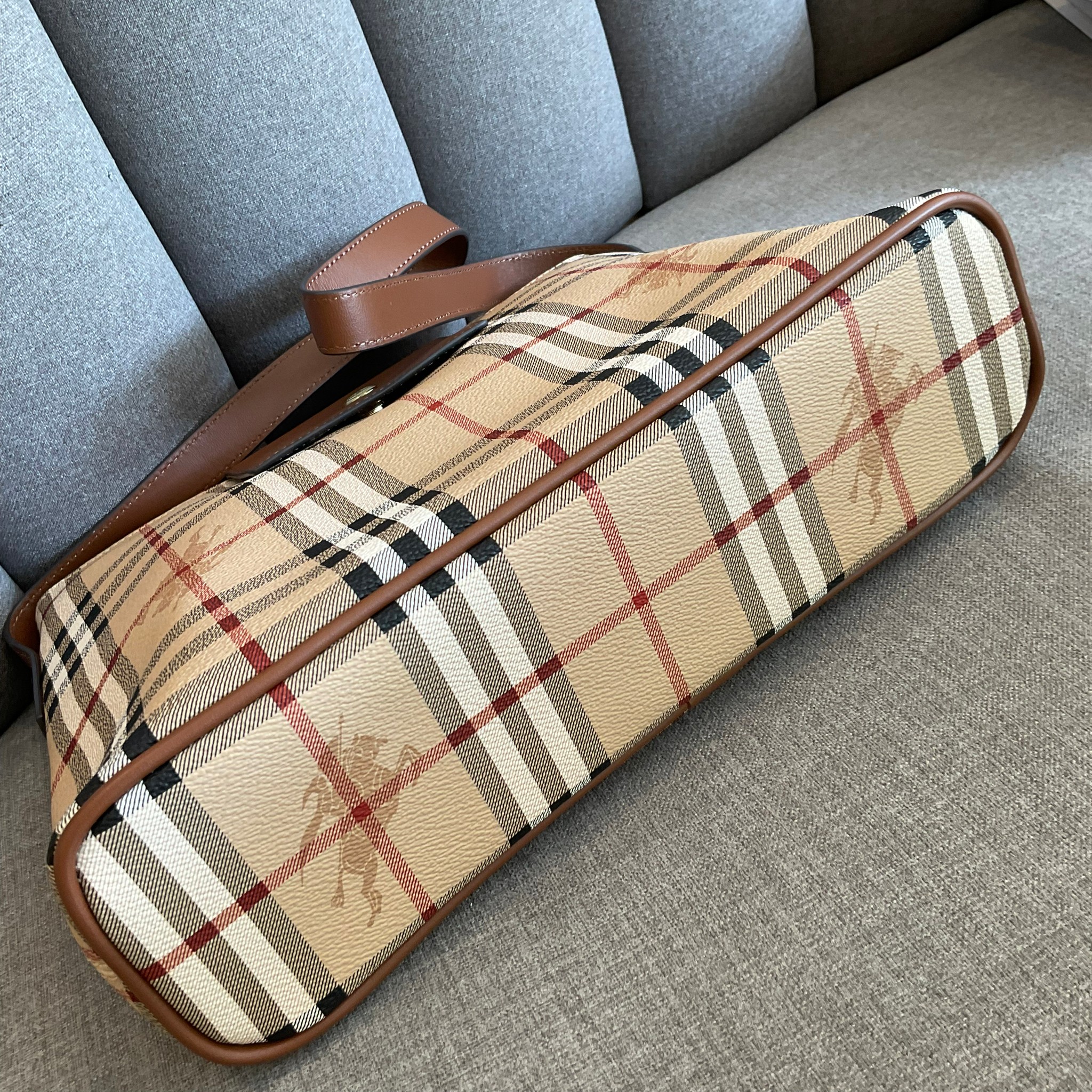 BURBERRY VINTAGE BAG กระเป๋าสะพายไหล่ วัสดุหนังPVC สวยหนังนิ่ม ตัดด้วยสายหนังสีน้ำตาลเข้ม **สวยตาแตกกกก