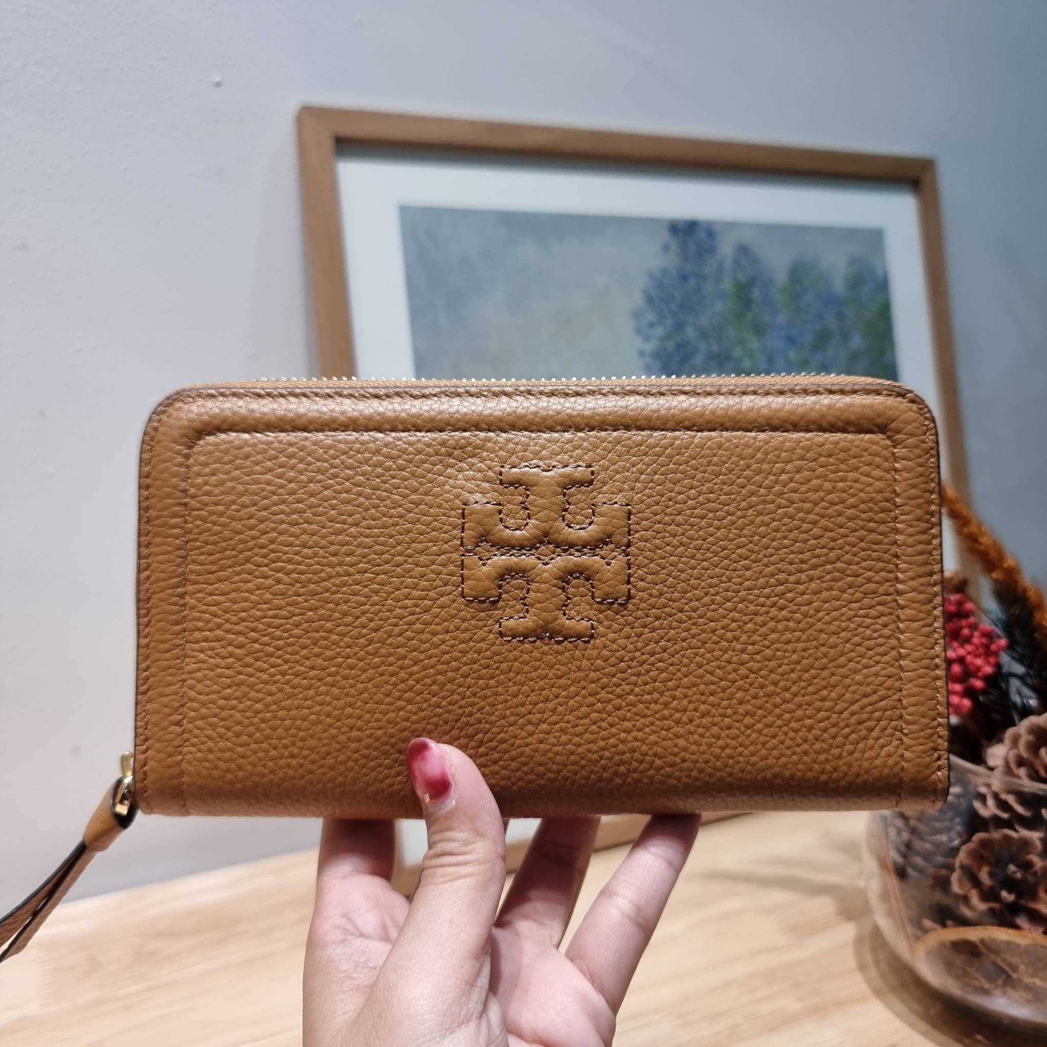 TORY BURCH THEA MULTI GUSSET ZIP CONTINENTAL WALLET กระเป๋าสตางค์ใบยาวเบสท์เซลเลอร์ ขนาดกำลังพอเหมาะ ดีไซน์เรียบหรู