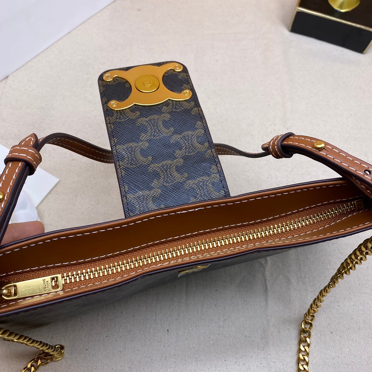 CELINE MEDIUM WILTERN BAG IN SMOOTH CALFSKIN / Celine hobo / Celine Bag พร้อมส่ง กระเป๋าถือ/สะพายโซ่อะไหล่ทองหรูหรา ทรงโฮโบ สวยผู้ดี ใช้งานง่าย โดดเด่นด้วยโลโก้สีทอง **สินค้าเกรดออริจินอล