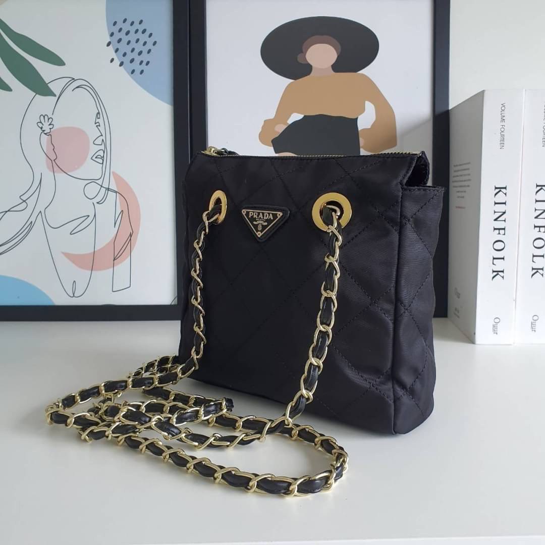 รุ่นใหม่มาแรง จากแบรนด์ Prada วัสดุทำจากผ้าNylon อย่างหนา กันน้ำได้ อะไหล่ทองทั้งใบ