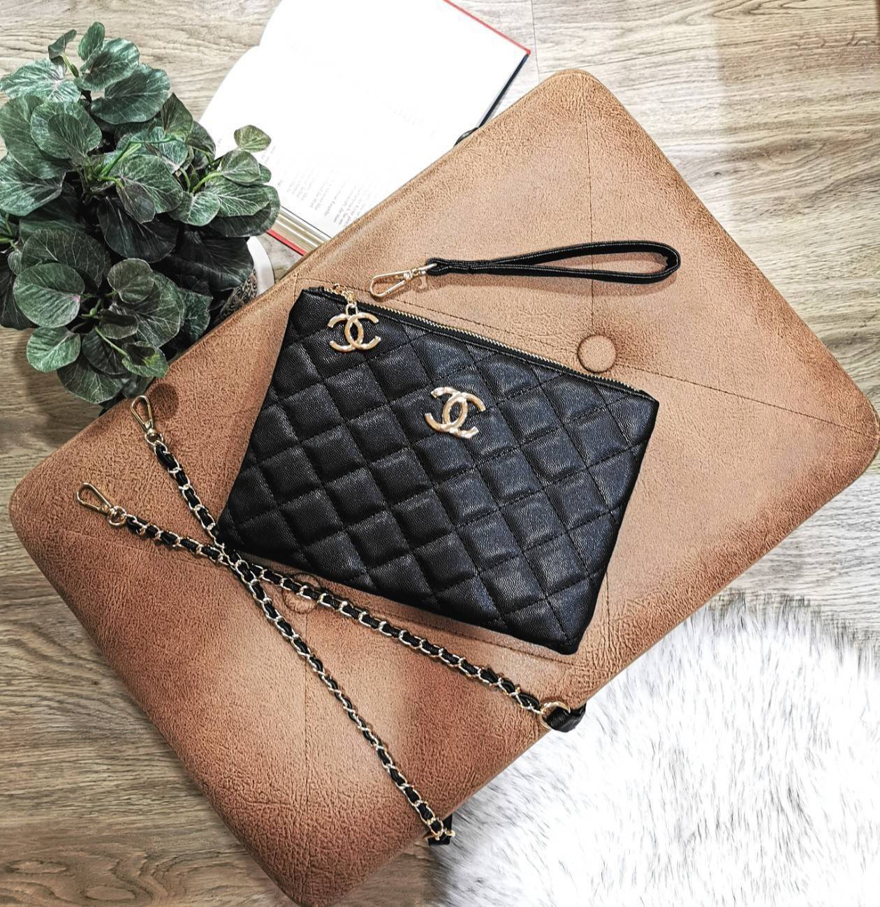 Chanel Crossbody Bag VIP Gift With Purchase (GWP) กระเป๋าสะพายพรีเมี่ยมกิ้ฟจาก Chanel Cosmetic Counter DutyFree วัสดุหนังคาเวียร์สวยหรูเปิดปิดด้วยซิปโลโก้แบรนด์สีทองสะดวกใช้ ด้านหน้ามีโลโก้ ด้านหลังมีช่องใส่ของ ภายในมีช่องซิป ใส่มือถือ ธนบัตร เครื่องสำอาง