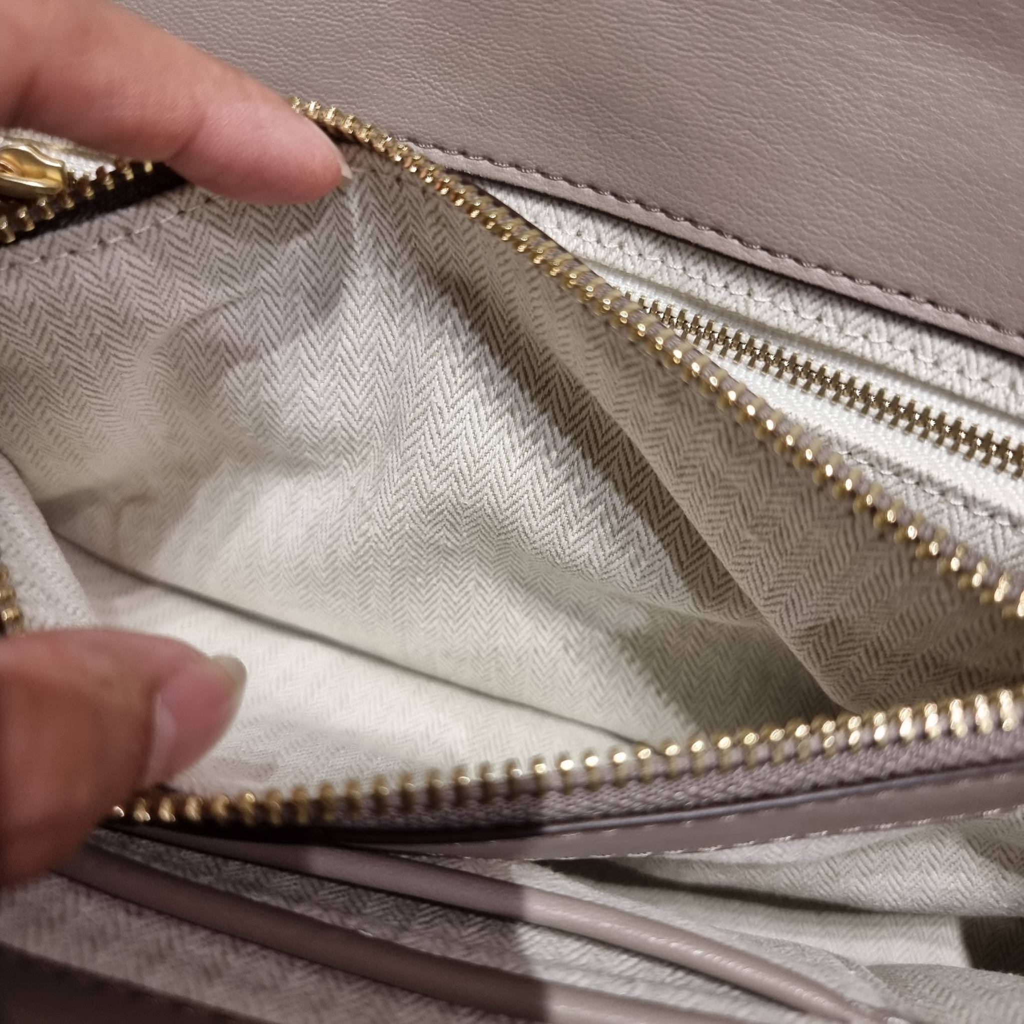 TORY BURCH KIRA CHEVRON CONVERTIBLE SHOULDER BAG กระเป๋าสะพายรุ่นยอดฮิต ไซส์ใหญ่จัดเต็มให้เน้นๆ ใช้ยังไงก็ดูหรู ดีไซน์เฉพาะตัว วัสดุหนังแกะ สัมผัสนิ่ม เปิด-ปิดด้วยกระดุมแม่เหล็ก ภายในเป็นช่องโล่ง แบ่งสัดส่วนไว้ดีมากๆ ใส่กระเป๋าสตางค์ มือถือ เครื่องสำอางค์