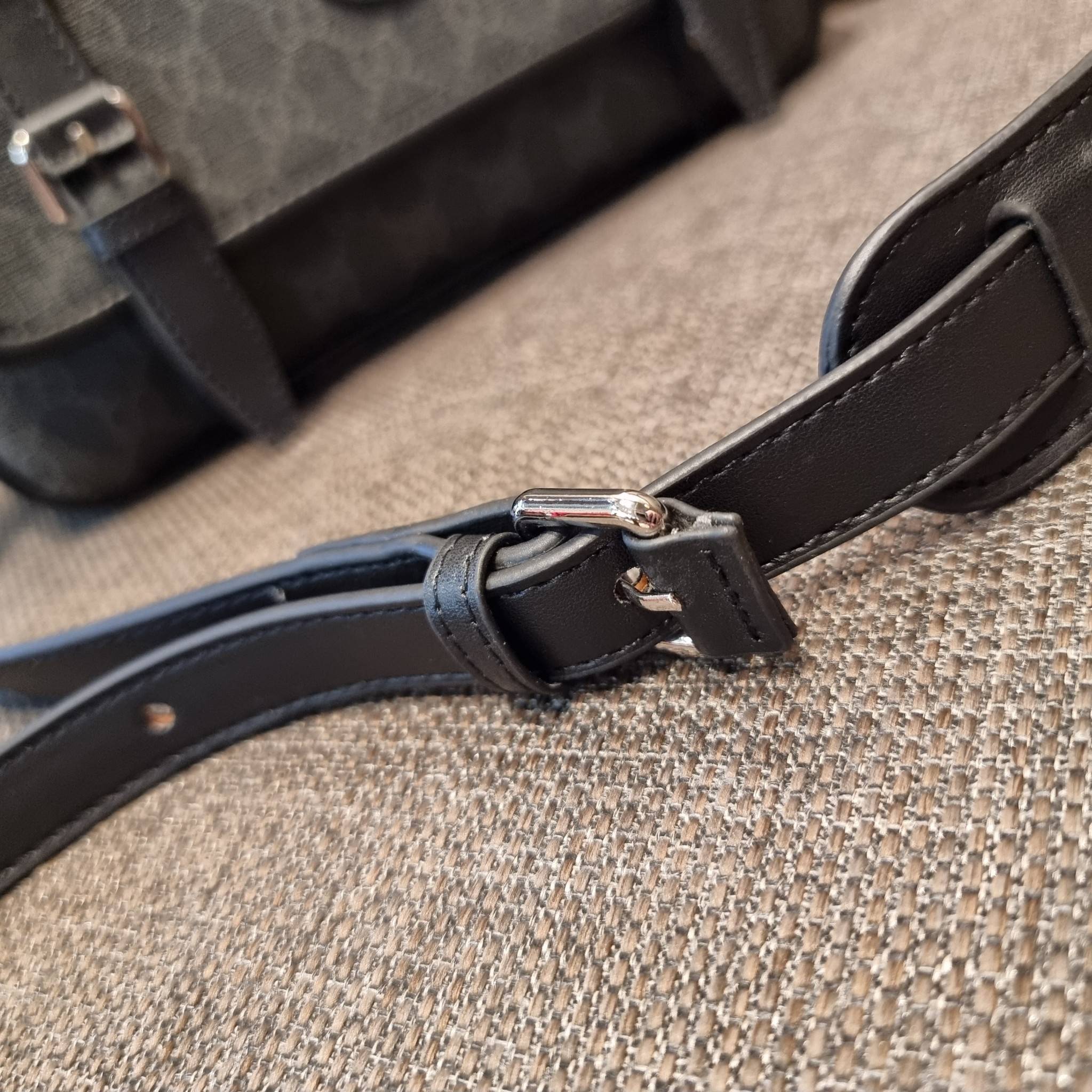 Gucci GG Supreme messenger bag GC MESSENGER VINTAGE BAG กระเป๋าสะพายข้างทรงแมสเซนเจอร์ ย้อนยุค ลุคผู้ดีแบบลูกคุณ ดีไซน์ unisex ใช้ได้ทั้งชายและหญิง พรีเมี่ยมกิ๊ฟวีไอพี วัสดุหนังแคนวาส ใช้งานง่ายด้วยฝาเปิดกระดุมแม่เหล็ก ด้านหลังมีช่องเก็บของจุกจิกได้ ภายใน