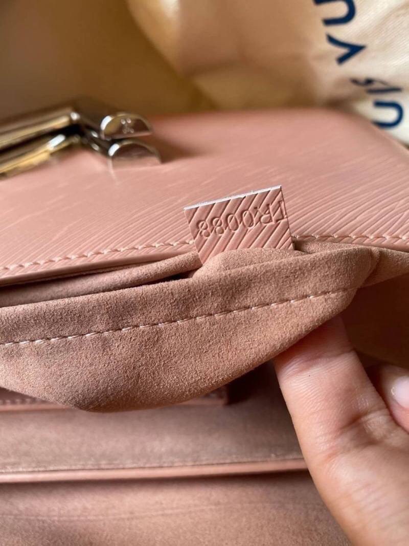 VIP 】หนังแท้ LOUIS VUITTON Epi Twist Shoulder Bag MM 4 สี พร้อมส่งที่ไทย