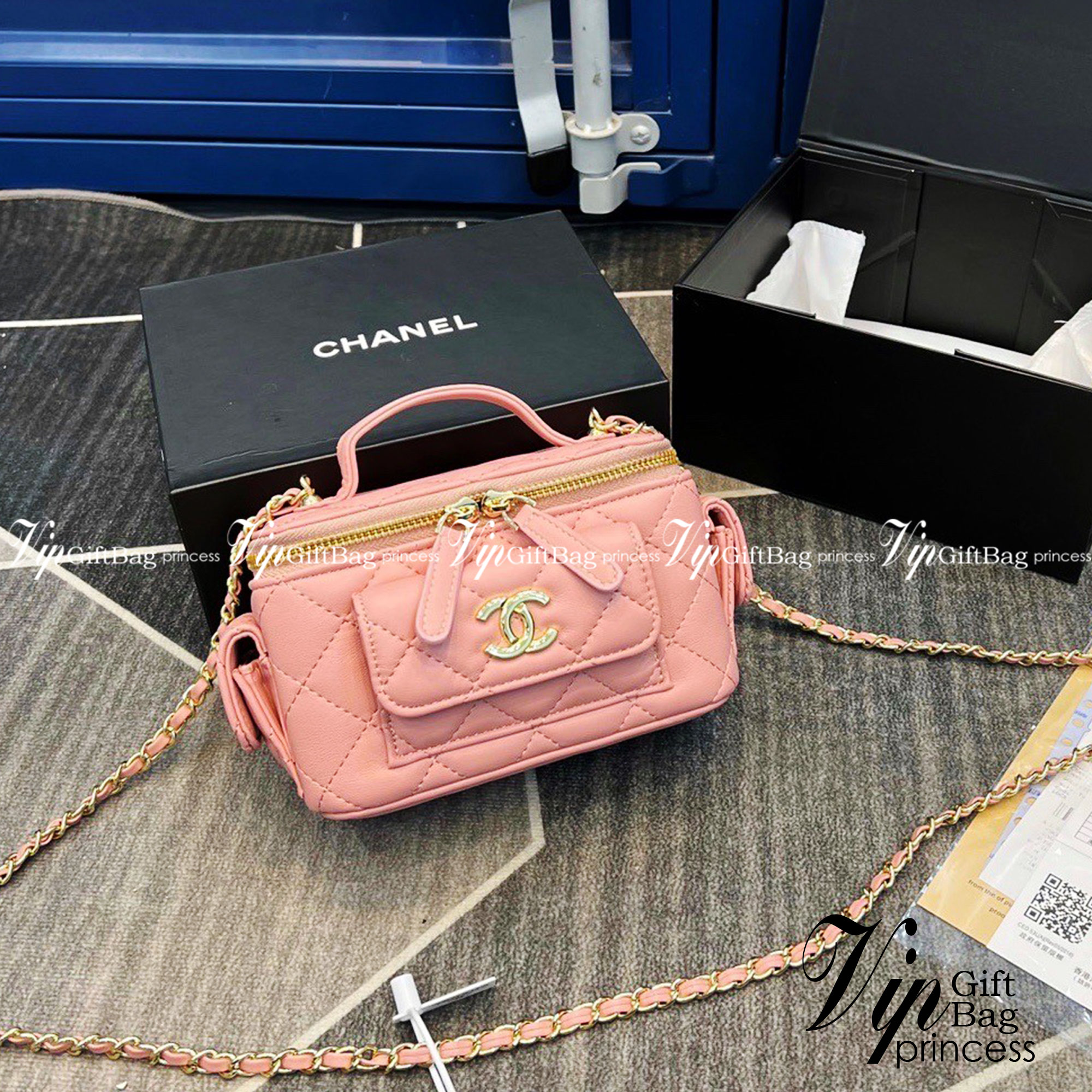 CHANEL vanity with chain top handle Lambskin & Gold-Tone Metal กระเป๋าทรงกล่องน่ารัก คิ้วๆ vanity งานจริงสวยมากๆ มาพร้อมอุปกรณ์ครบชุด พร้อมส่งที่ไทย ภาพถ่ายจากงานขายจริง ใช้งานต่างประเทศได้