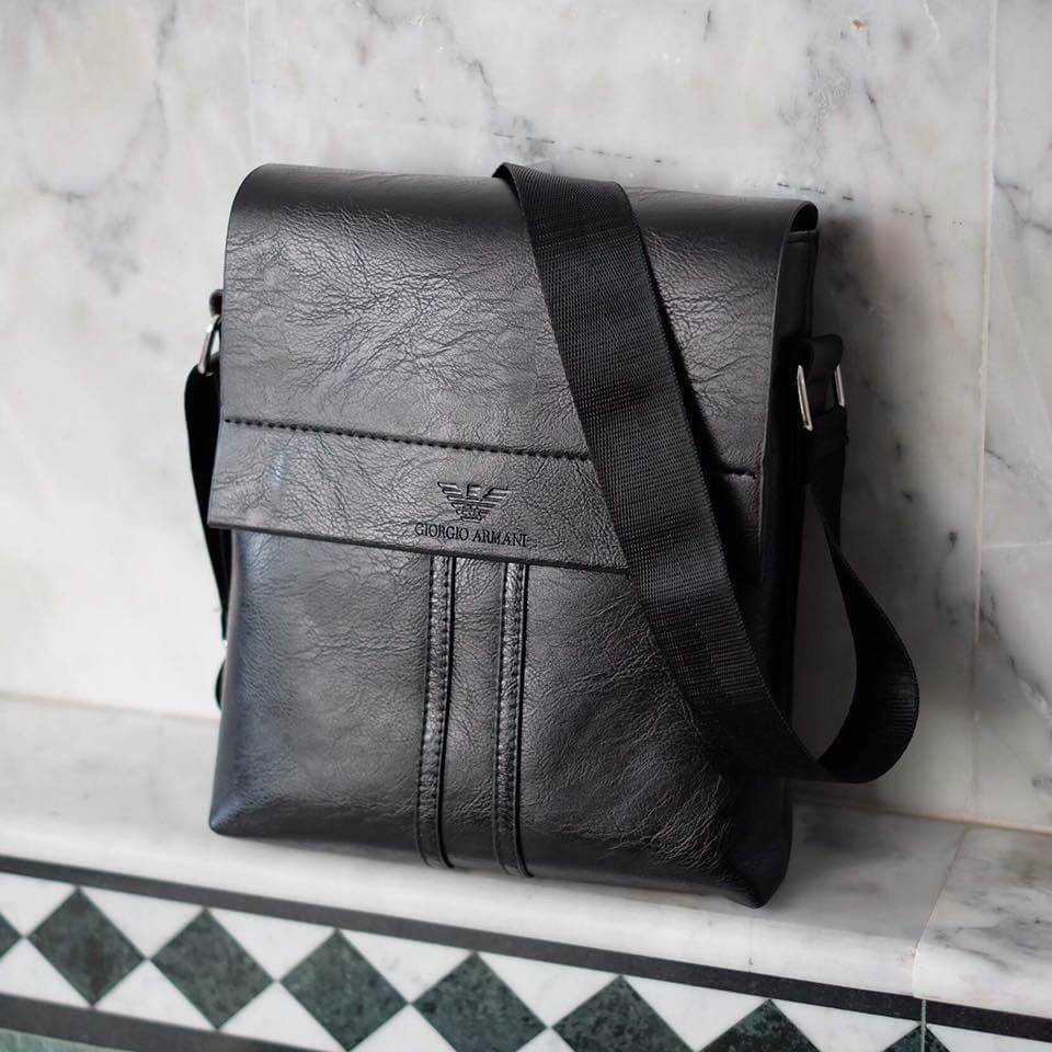 เอาใจหนุ่มๆบ้างค่า สำหรับ messenger bag หนังดี มากๆเลยน้า ลายหนังชัดสวย ใบนี้จากแบรนด์ ดัง Giorgio Armani ตัวกระเป๋าขนาดกำลังดีเลยคะ สีดำ คลาสสิค มีช่องแบ่งเก็บของหลายช่องเป็นสัดส่วนมากๆคะ น้ำหนักเบา จุของคุ้ม สายยาว ปรับได้ free size สามารถสะพาย cross bo