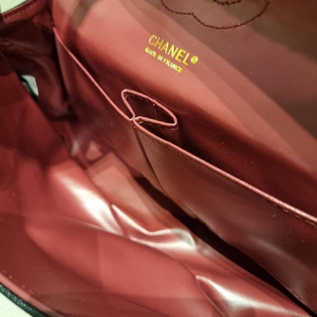 VIP 🥂 CHANEL LARGE CLASSIC JUMBO HANDBAG RARE ITEM!! CHANEL GIFT BOX SET สุดหรูชวนให้สะสมกันอีกแล้วหนึ่ง สุดยอดเดอะเบสท์ไอเท็ม พร้อมเสิร์ฟครบชุด สุดคุ้ม จัดให้กับกระเป๋ารุ่นคลาสสิคฮิตตลอดกาล ใบใหญ่จุแบบสุดๆ พร้อมกับผ้าคลุมไหล่ผืนใหญ่ ผ้าวูลนุ่มสุด