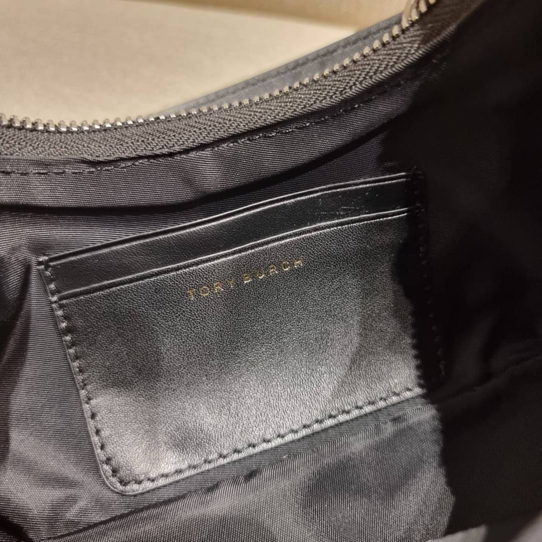 TORY BURCH MERCER NYLON SMALL SHOULDER BAG ใหม่ก่อนใคร!! กับคอลหวานๆ สดใสๆ กระเป๋าสะพายทรงโฮโบ ขนาดกะทัดรัด ฟังก์ชั่นการใช้งานจัดแบบเต็มที่ ด้วยสายสะพายถึง 3 เส้น สายโซ่คล้องแขน สายหนังแบบสั้นคล้องไหล่ และสายสปอร์ตเส้นใหญ่ ดูดี!! คุ่มแค่ไหนคิดดู!! วัสดุผ้