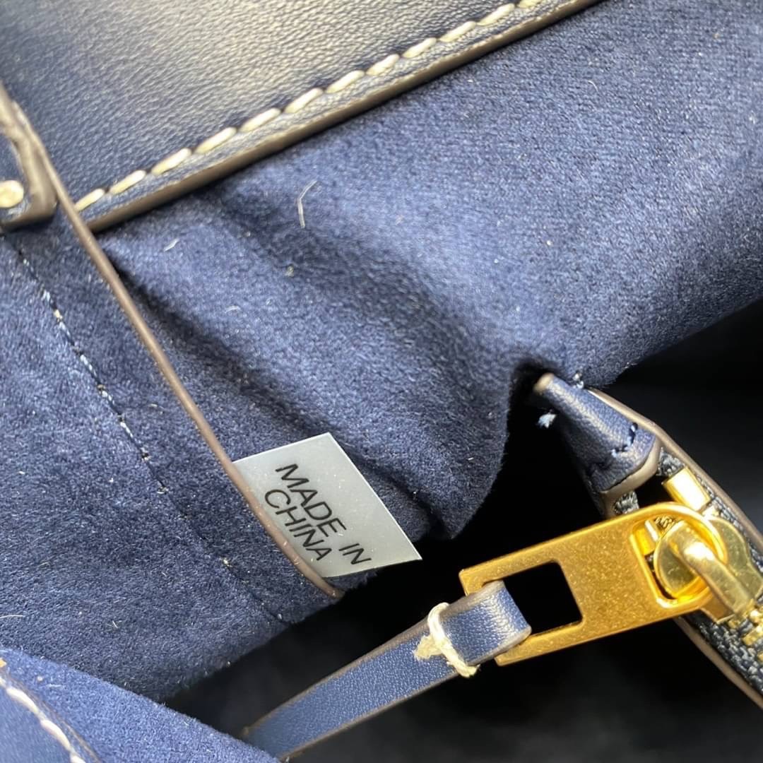 Tory burch t monogram jacquard drawstring hobo กระเป๋าถือและสะพายข้างทำจากผ้าใบ jacquard ตัดด้วยหนังแท้ อีกหนึ่งคอลเลคชั่นจาก T monogrameที่ออกแบบมาในรูปทรงกระเป๋า hobo ทรงสวย มีสไตล์เป็นทรงที่สาวๆนิยมใช้