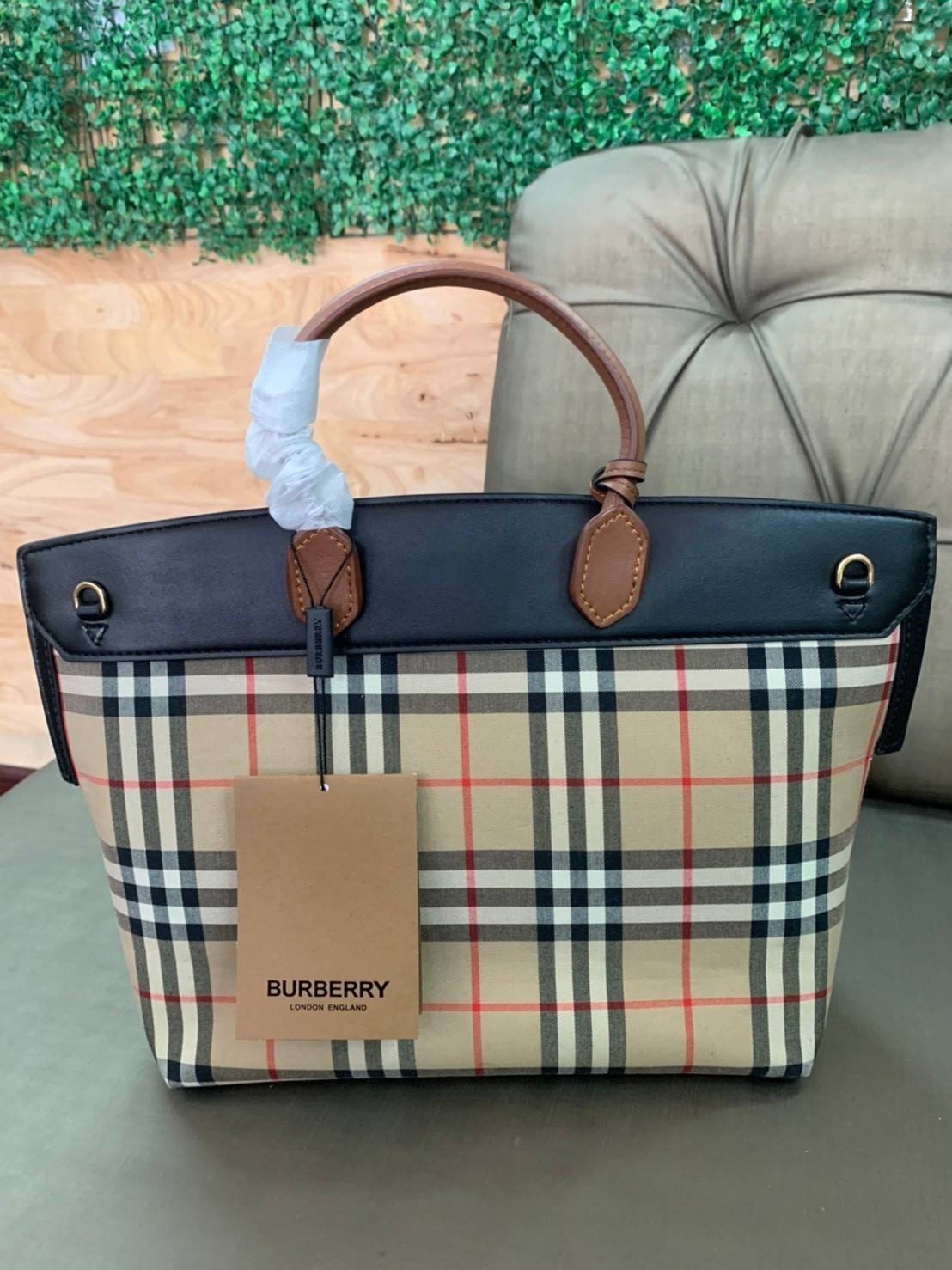 BURBERRY SMALL SOCIETY VINTAGE CHECK TOP HANDLE-NEUTRALS VIP GIFT WITH PURCHASE (GWP) พรีเมี่ยมกิ๊ฟ Limited Edition จาก Burberry กระเป๋าอเนกประสงค์ ที่มีความโดดเด่นด้วยสไตล์วินเทจ ลายSignature pattern งานสวยหรูดูดี ใบนี้เป็น Working Lifestyle สาวมั่นไม่คว