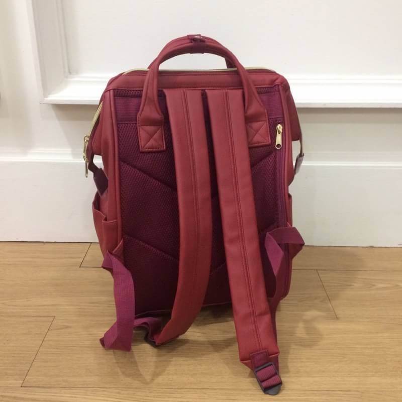รุ่น คลาสสิก Anello Classic Polyurethane Leather Rucksack เป้อเนลโล ทำจาก PU Leather ทั้งใบ ดูแลทำความสะอาดง่าย น้ำหนักเบา สวยน่ารักดูดีค่ะ รุ่นนี้เป็นขนาดคลาสสิก (regular) สายสะพายแข็งแรง ด้านในบุผ้าอย่างดีค่ะ ด้านหลังและสายสะพายมีฟองน้ำช่วยซับพอร์ตไม่เจ