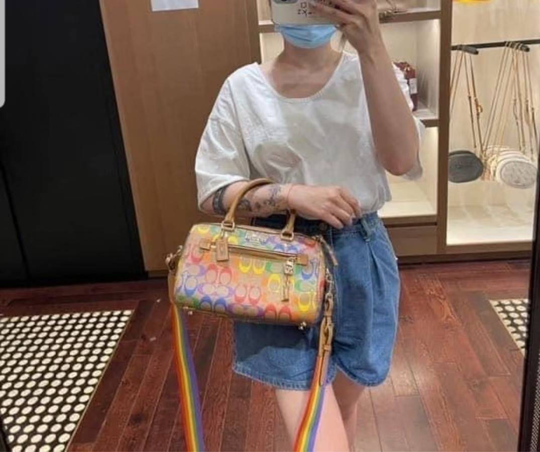 COACH ROWAN SATCHEL IN RAINBOW SIGNATURE CANVAS (COACH C4396)🌈 คอลเลคชั่นที่มาแรงที่สุด ร้อนแรงได้อย่างไม่มีแผ่วลงเลยสักนิด! โดดเด่น สดใส สะดุดตา🌈 ระดับตัวTOP ต้องยกให้เธอเลย กับ COACH ทรงหมอน 10" คอลเลคชั่นนี้// วัสดุหนังแคนว