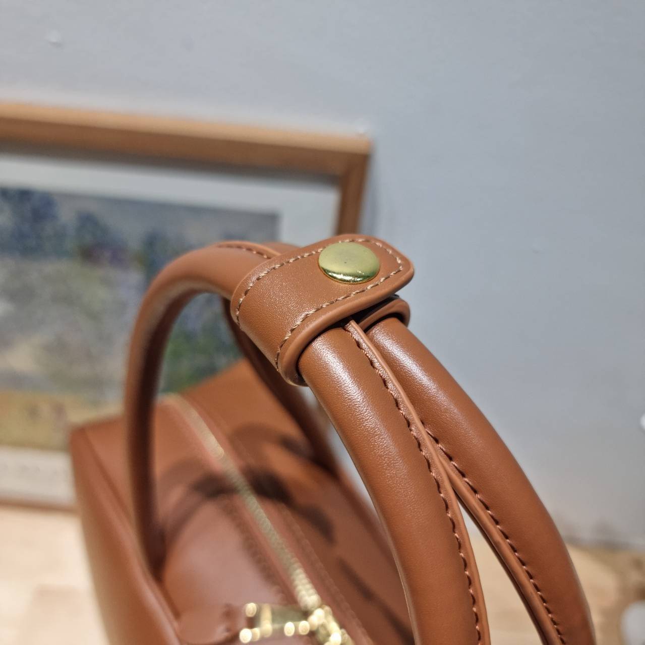 MIU MIU LEATHER BEAU BAG กระเป๋าถือรุ่นสุดจึ้ง ที่ไม่มีตอนนี้คือพลาด ดีไซน์เรียบแต่มากมีอยู่จริง สวยดูแพง หูจับในตัวง่ายและสะดวกพกพา เพียงแค่คล้องไหล่ ขนาดใหญ่จุของได้แบบสบายๆ