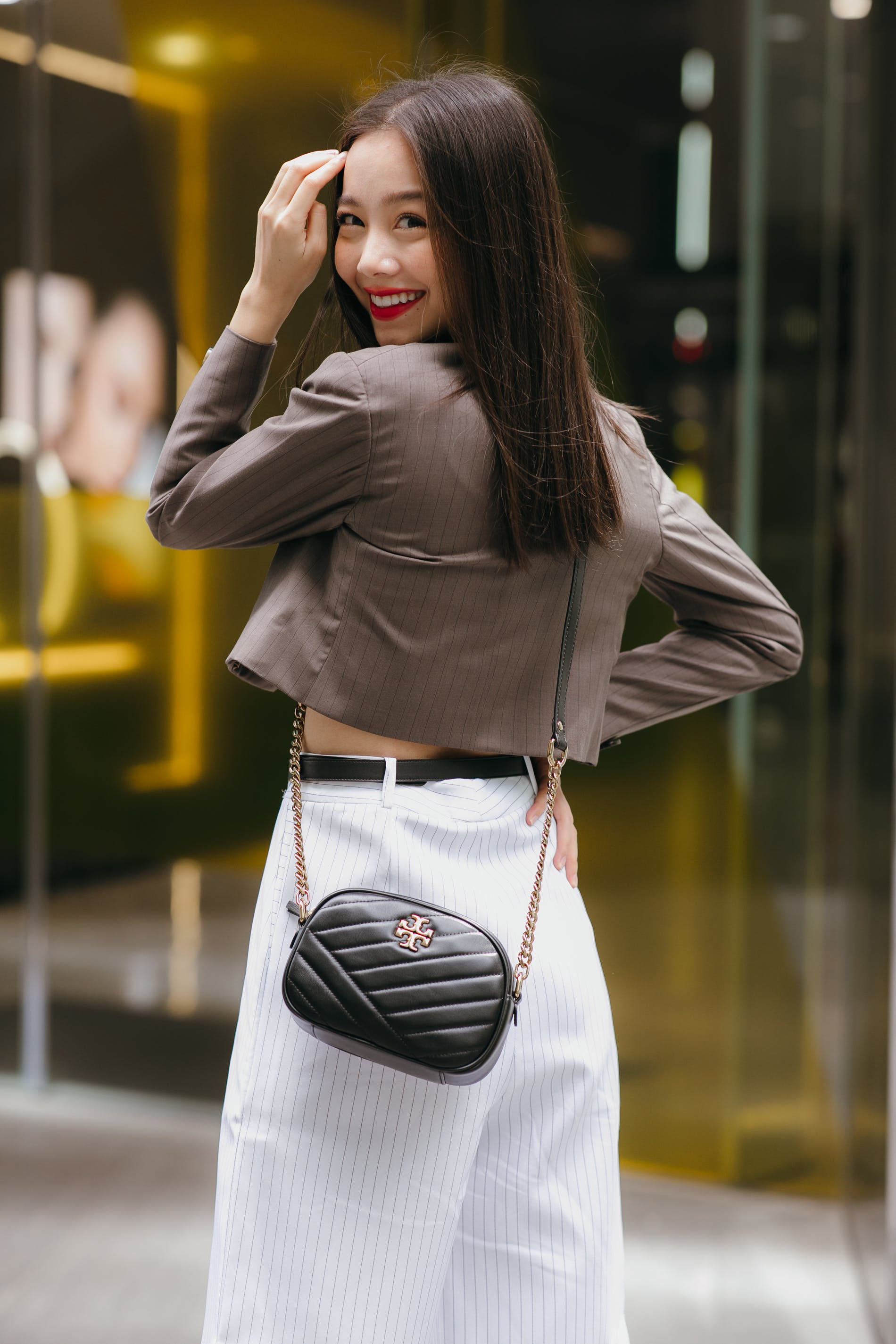 Tory Burch KIRA CHEVRON SMALL CAMERA BAG สาว ๆ ลุคคุณหนูไม่ควรพลาด Collection นี้เลยนะคะ เพราะ Kira Chevron เป็นรุ่นที่ตอบโจทย์และครองใจสาว ๆ ได้อย่างแท้จริง