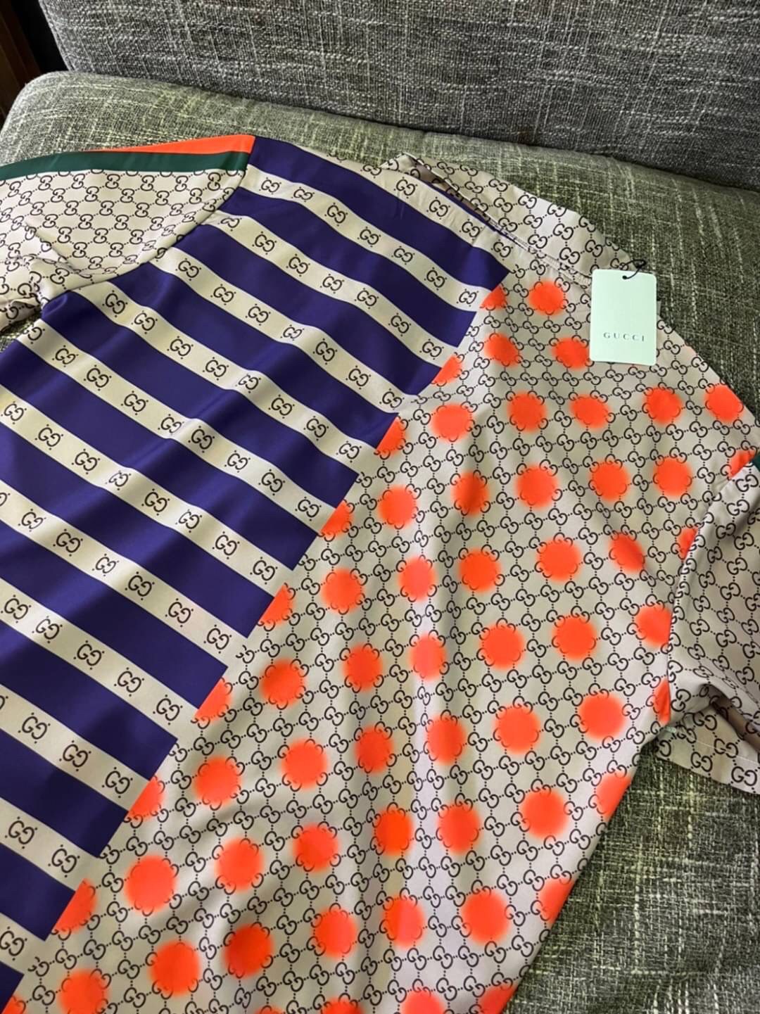 Gucci Geometric GG print bowling shirt Multicolor geometric GG print silk twill / Gucci Men's Shirts / Gucci Shirts งานเกรดออริจินอล พิมพ์ลายคมชัด มีป้ายแท็กที่คอเสื้อทุกตัว พร้อมส่งที่ไทย ภาพสินค้าถ่ายจากงานขายจริง ใช้งานต่างประเทศได้